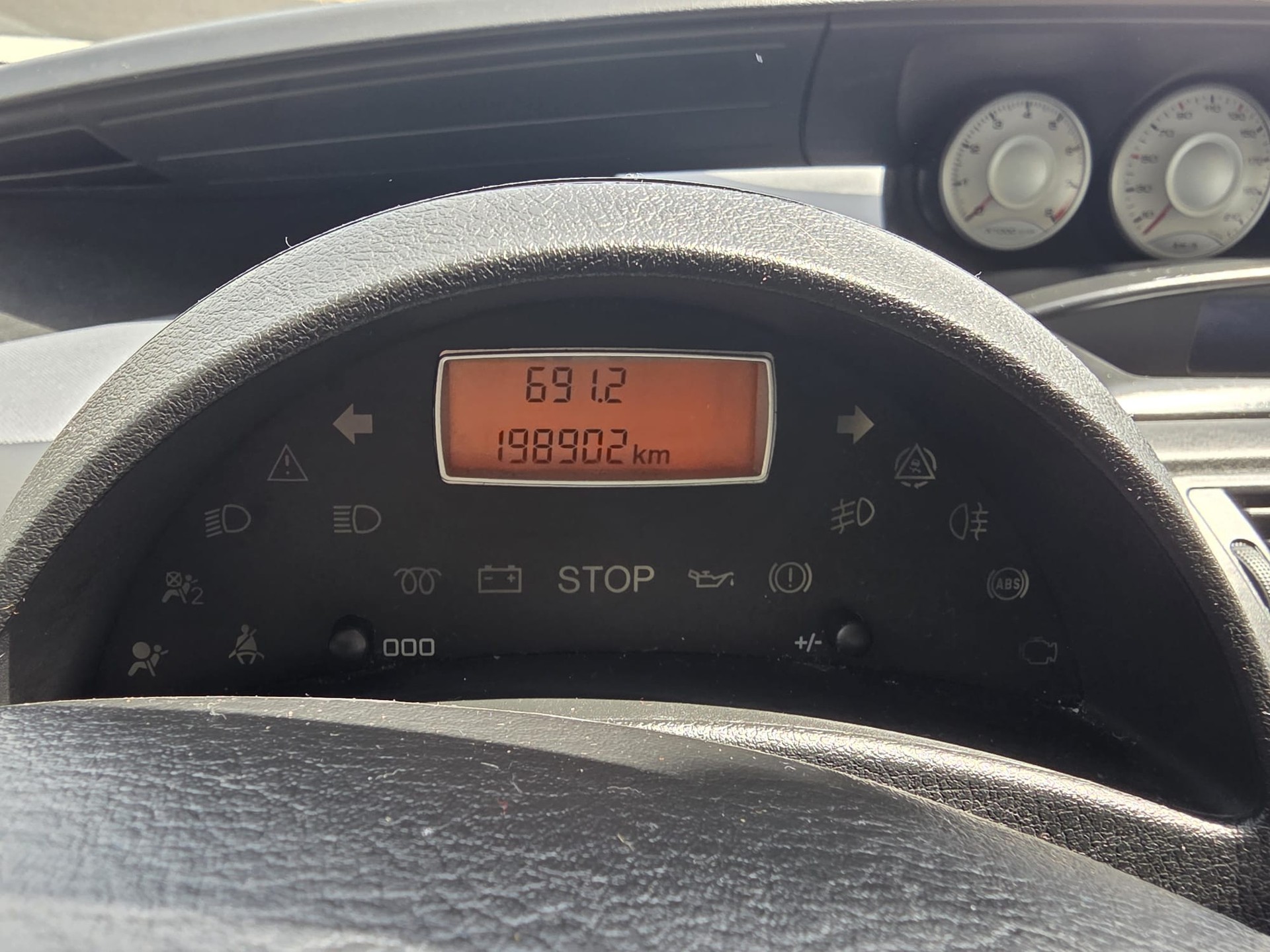CITROEN C8 2.0 16V Essentiel (X)-image-12