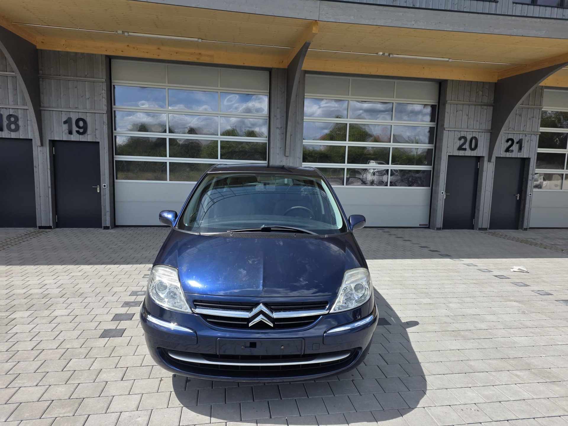 CITROEN C8 2.0 16V Essentiel (X)-image-1
