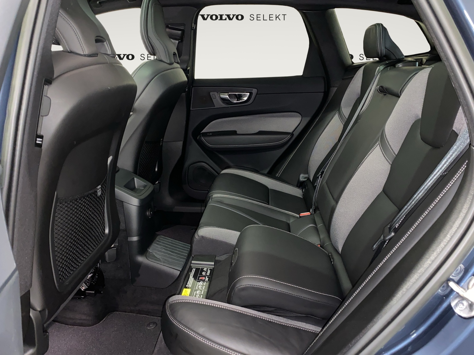 VOLVO XC60 2.0 T6 TE Plus Dark eAWD-image-12