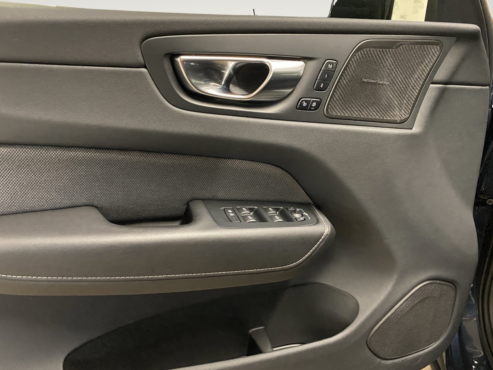 VOLVO XC60 2.0 T6 TE Plus Dark eAWD-image-11