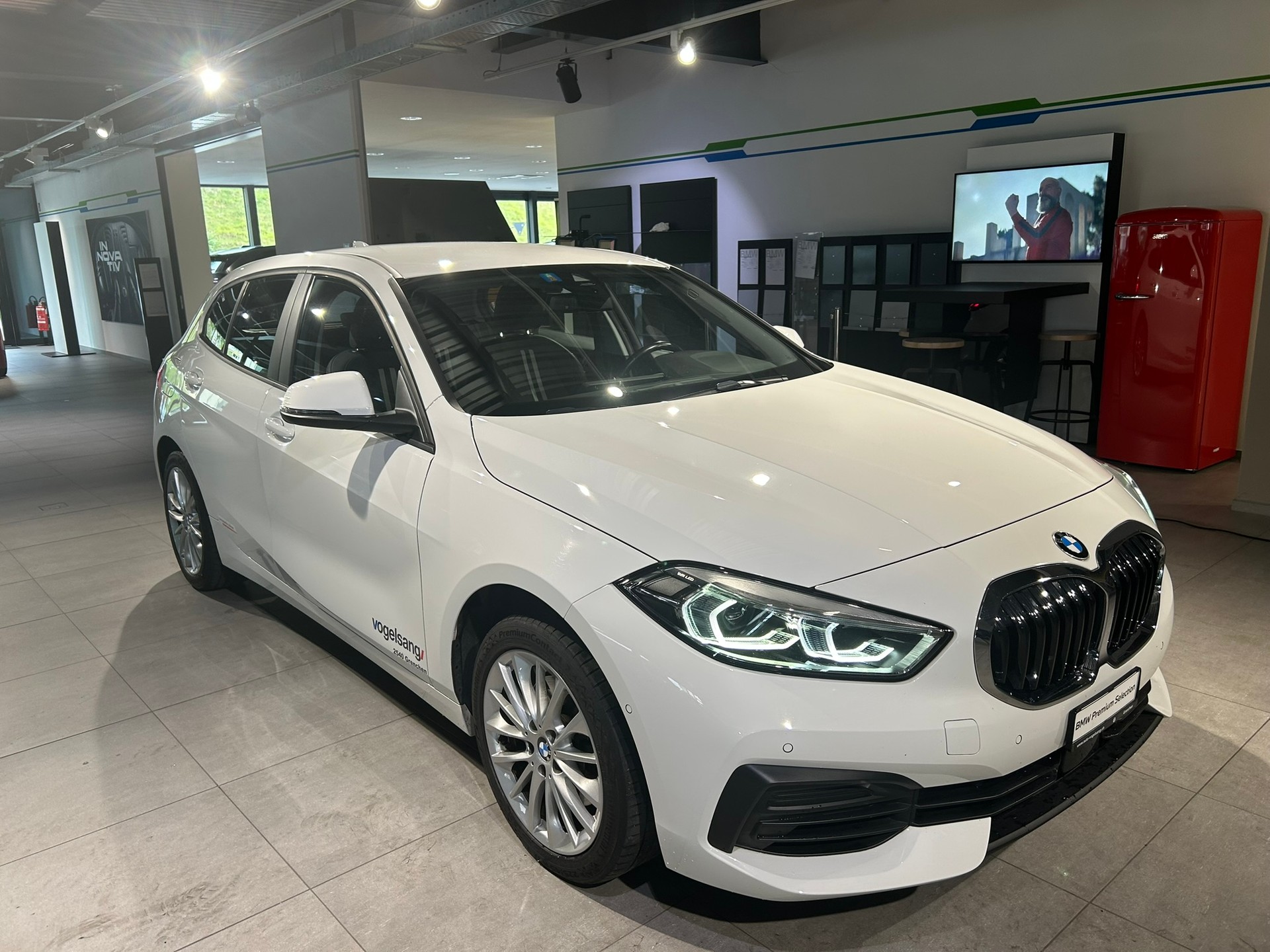 BMW 118i Essential Edition Steptronic-showroom-element-2