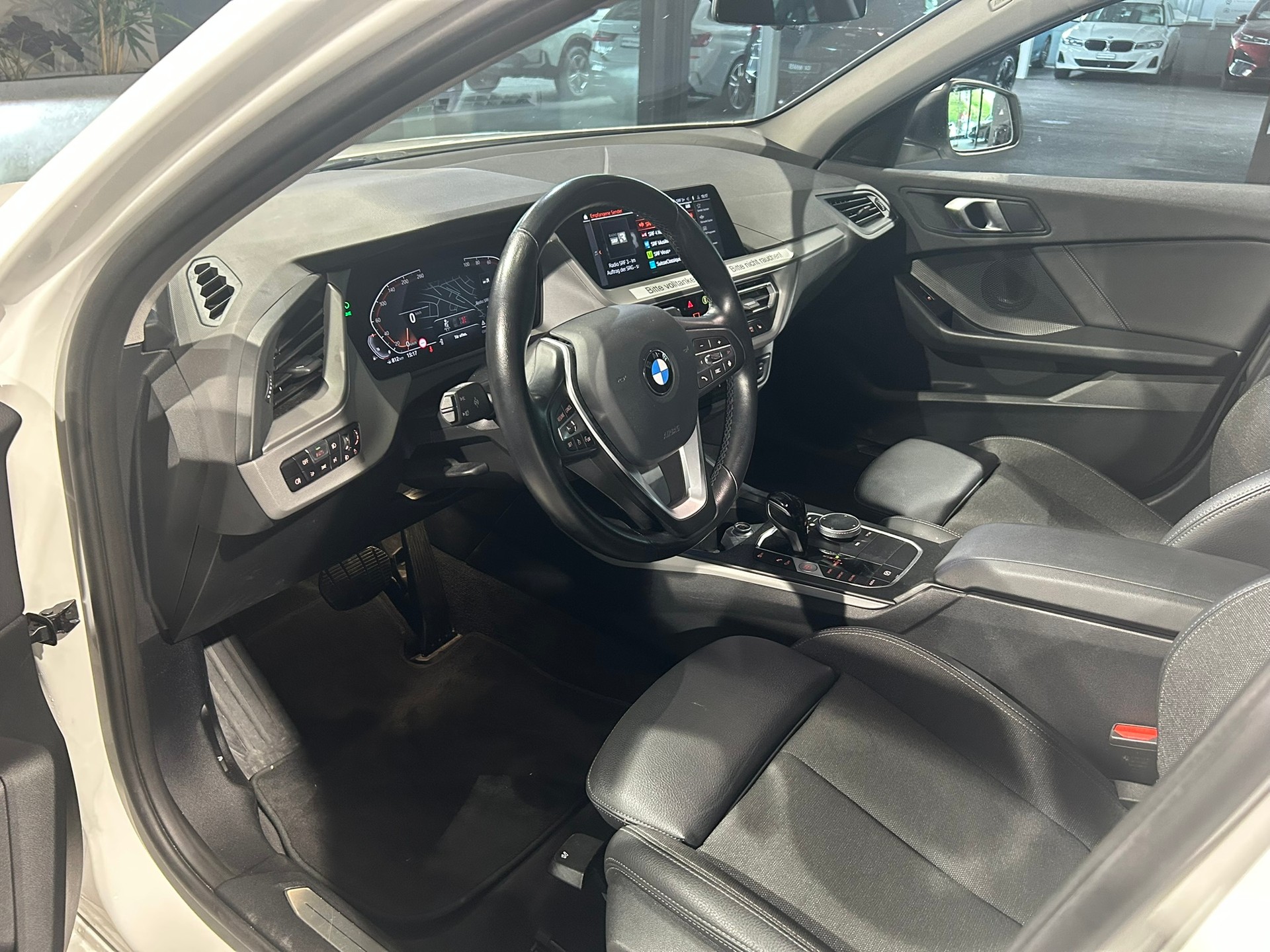 BMW 118i Essential Edition Steptronic-image-30