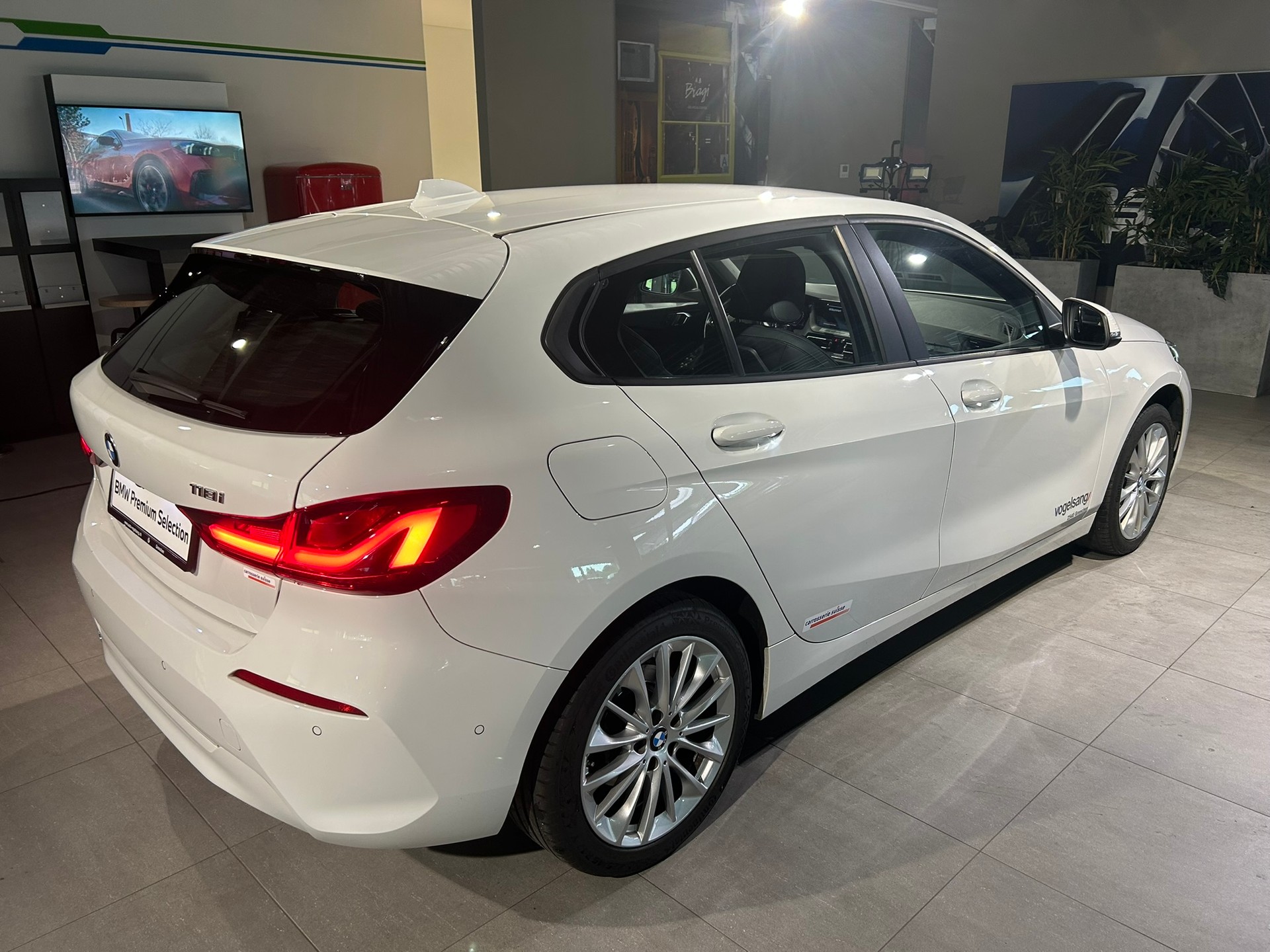 BMW 118i Essential Edition Steptronic-image-9
