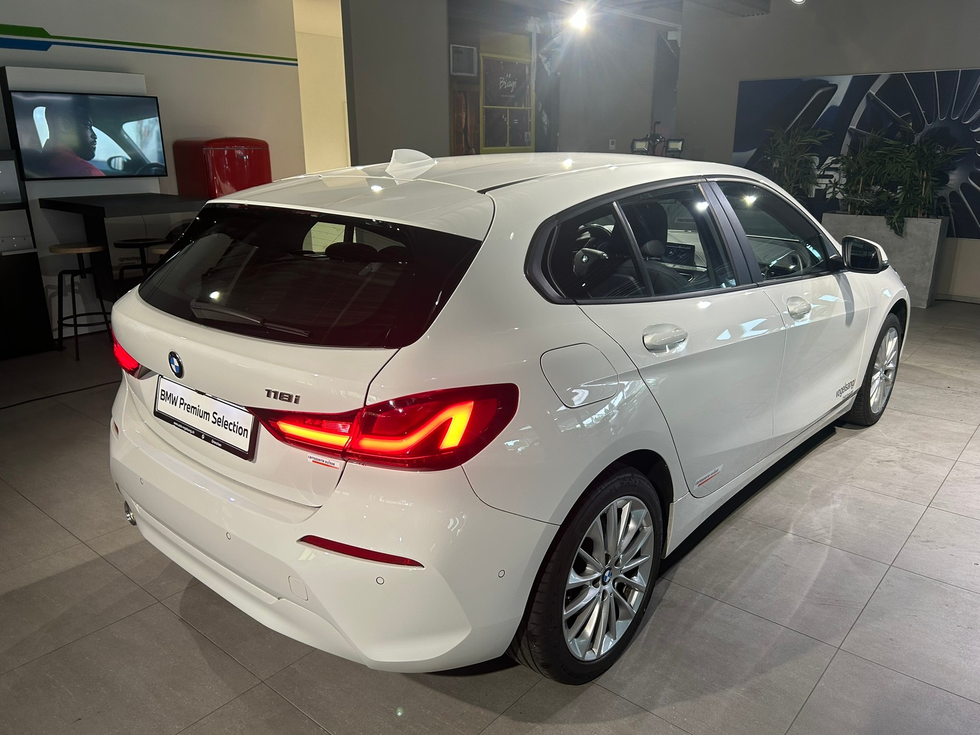 BMW 118i Essential Edition Steptronic-image-10