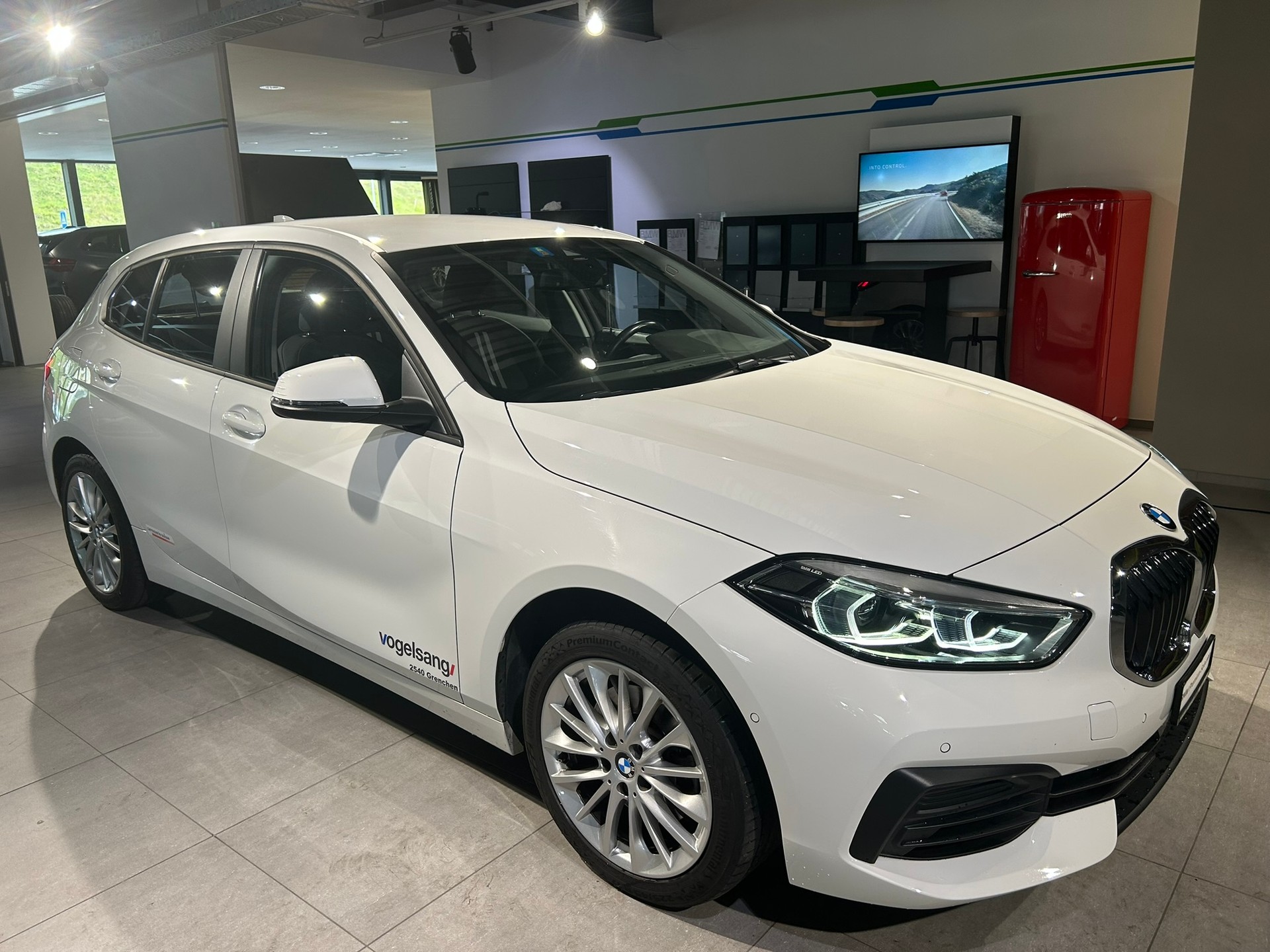BMW 118i Essential Edition Steptronic-showroom-element-3