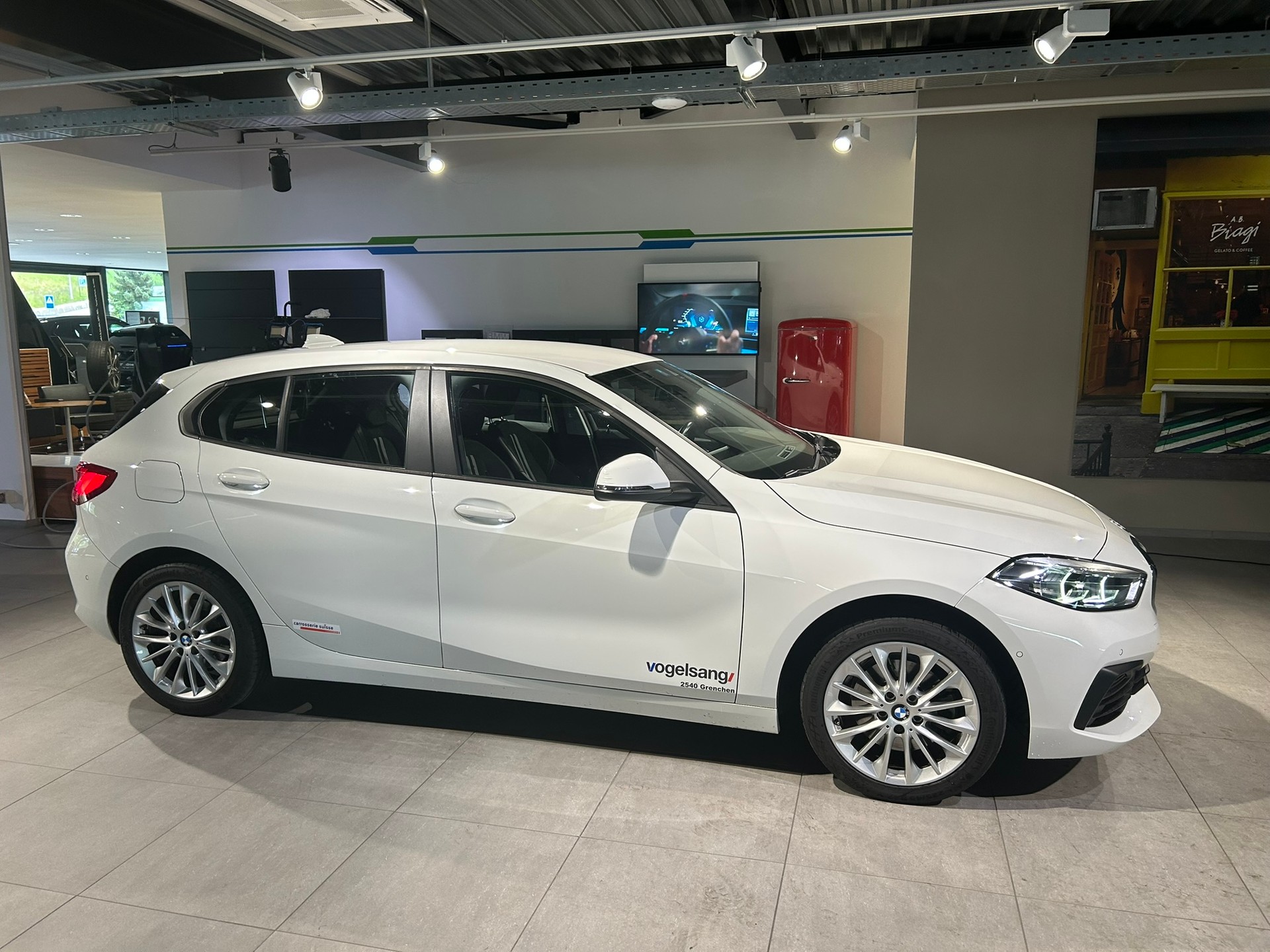 BMW 118i Essential Edition Steptronic-showroom-element-1