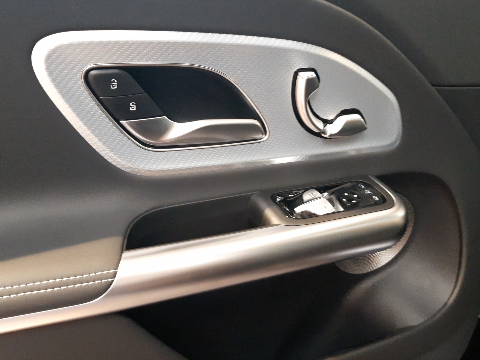 MERCEDES-BENZ GLB 220 4Matic-image-10