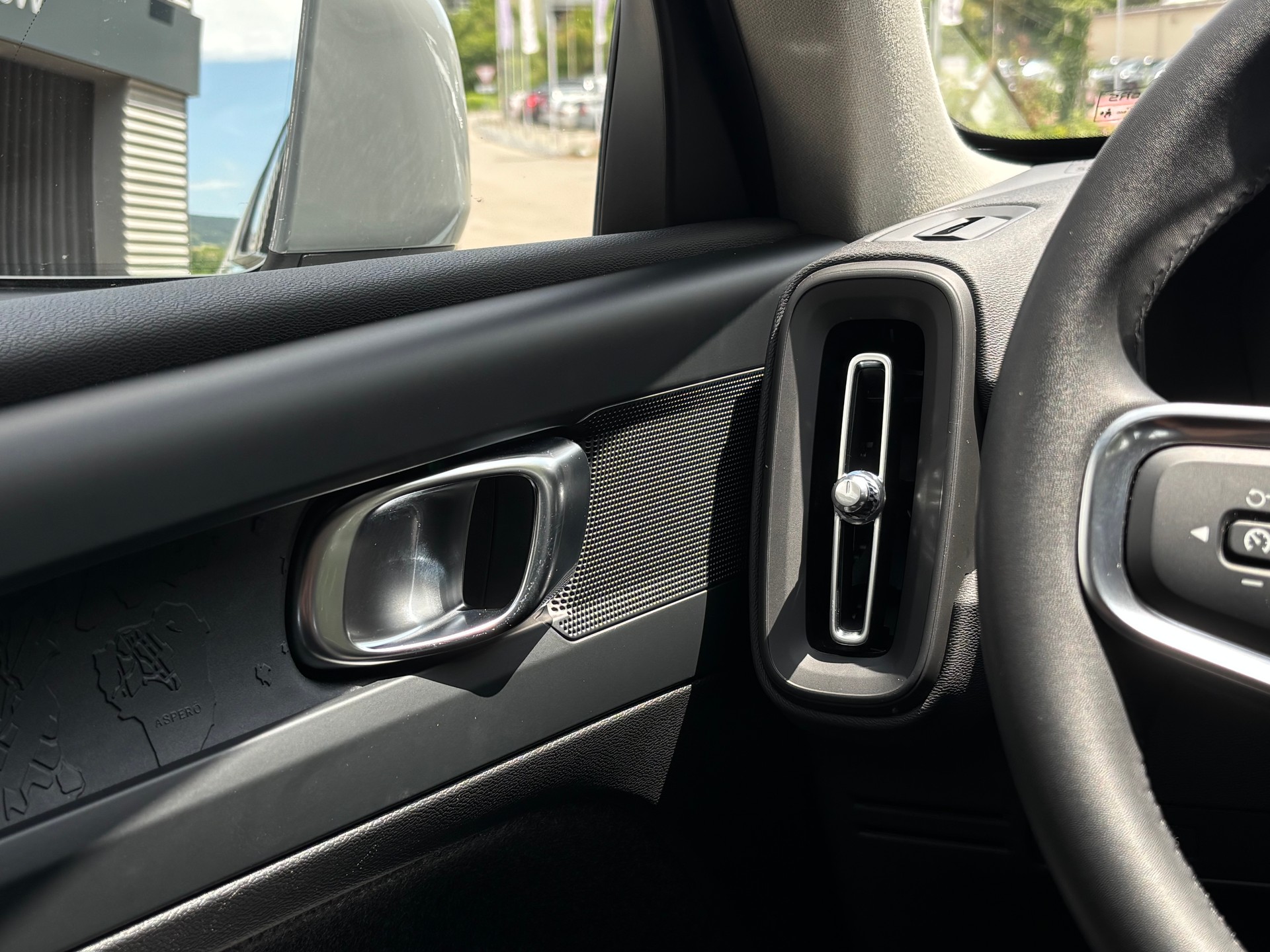 VOLVO XC40 2.0 B3 MH Essential-image-16