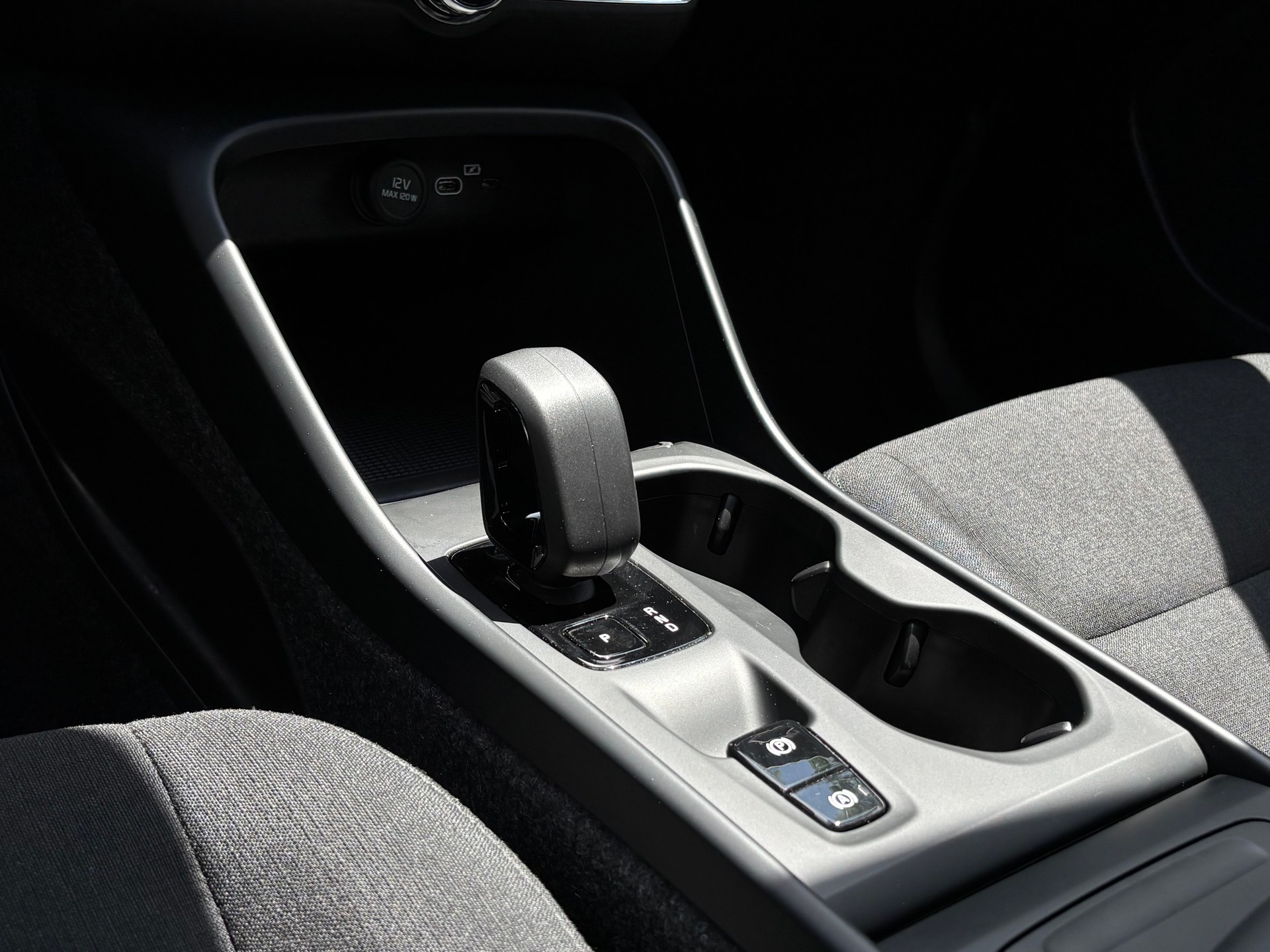 VOLVO XC40 2.0 B3 MH Essential-image-15