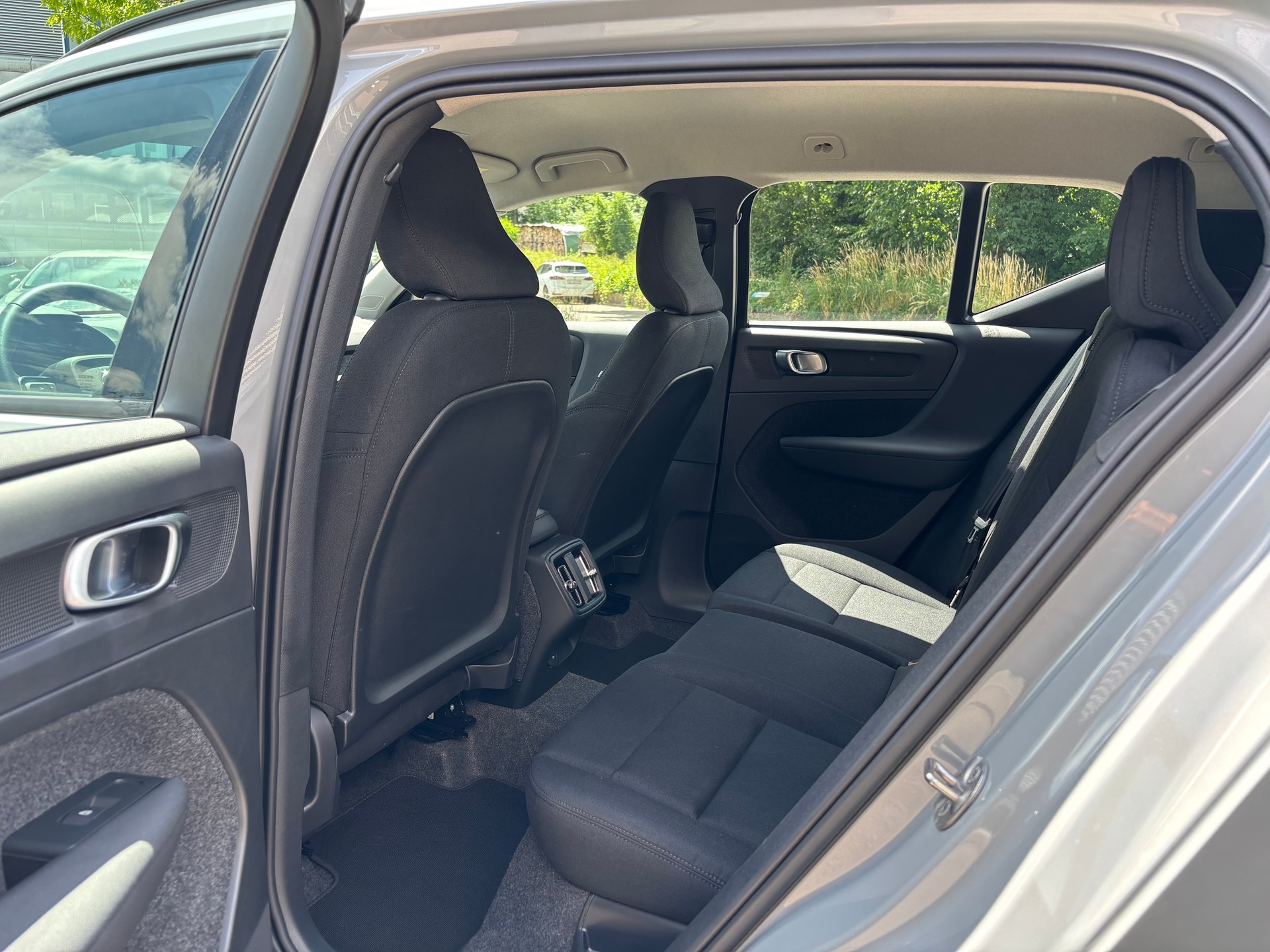 VOLVO XC40 2.0 B3 MH Essential-image-11