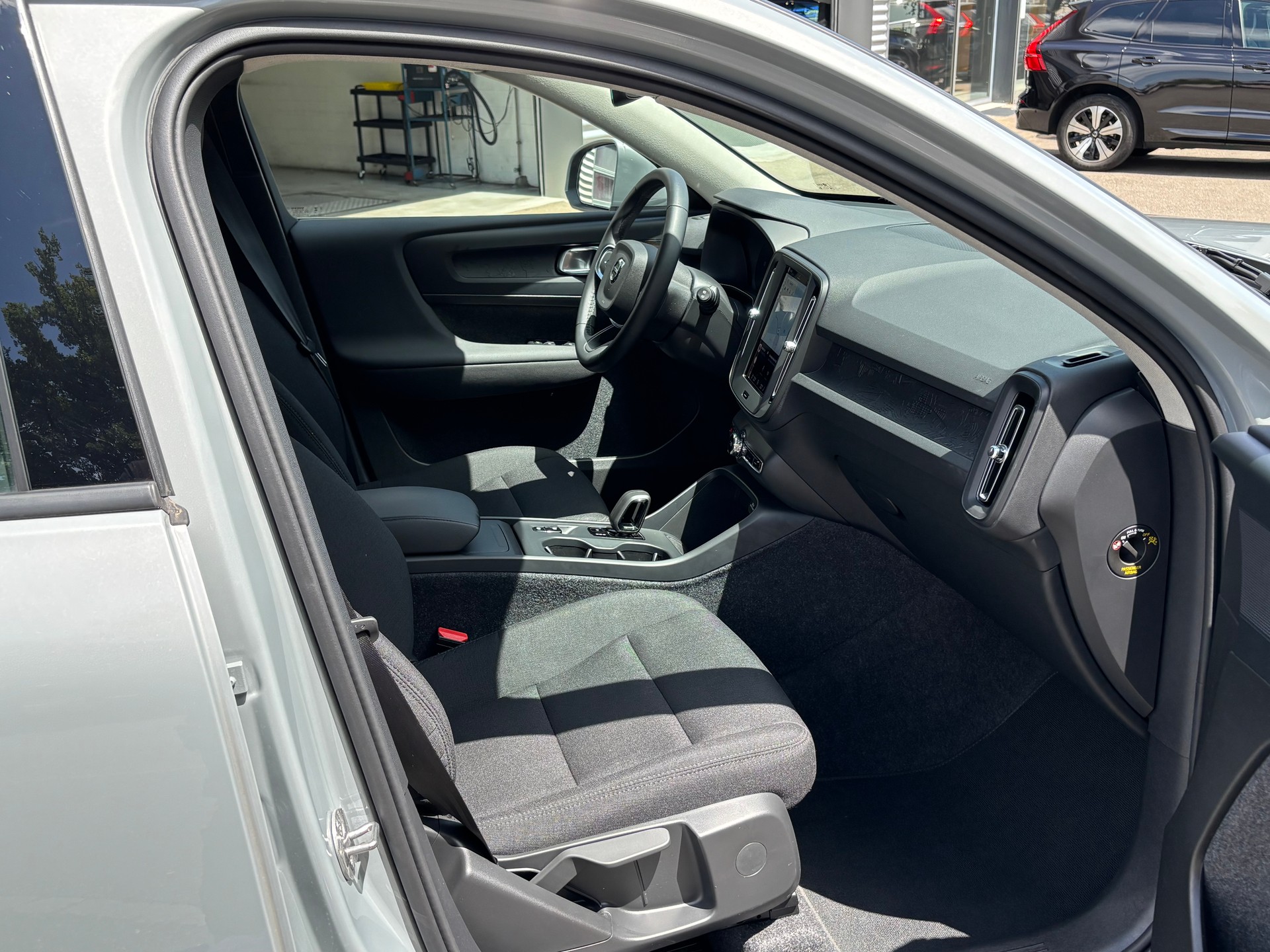 VOLVO XC40 2.0 B3 MH Essential-image-6