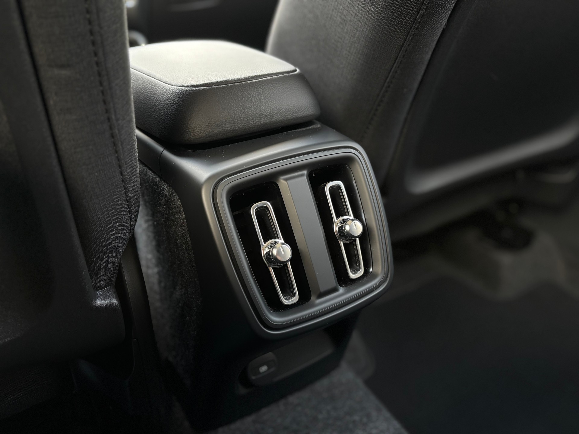 VOLVO XC40 2.0 B3 MH Essential-image-12