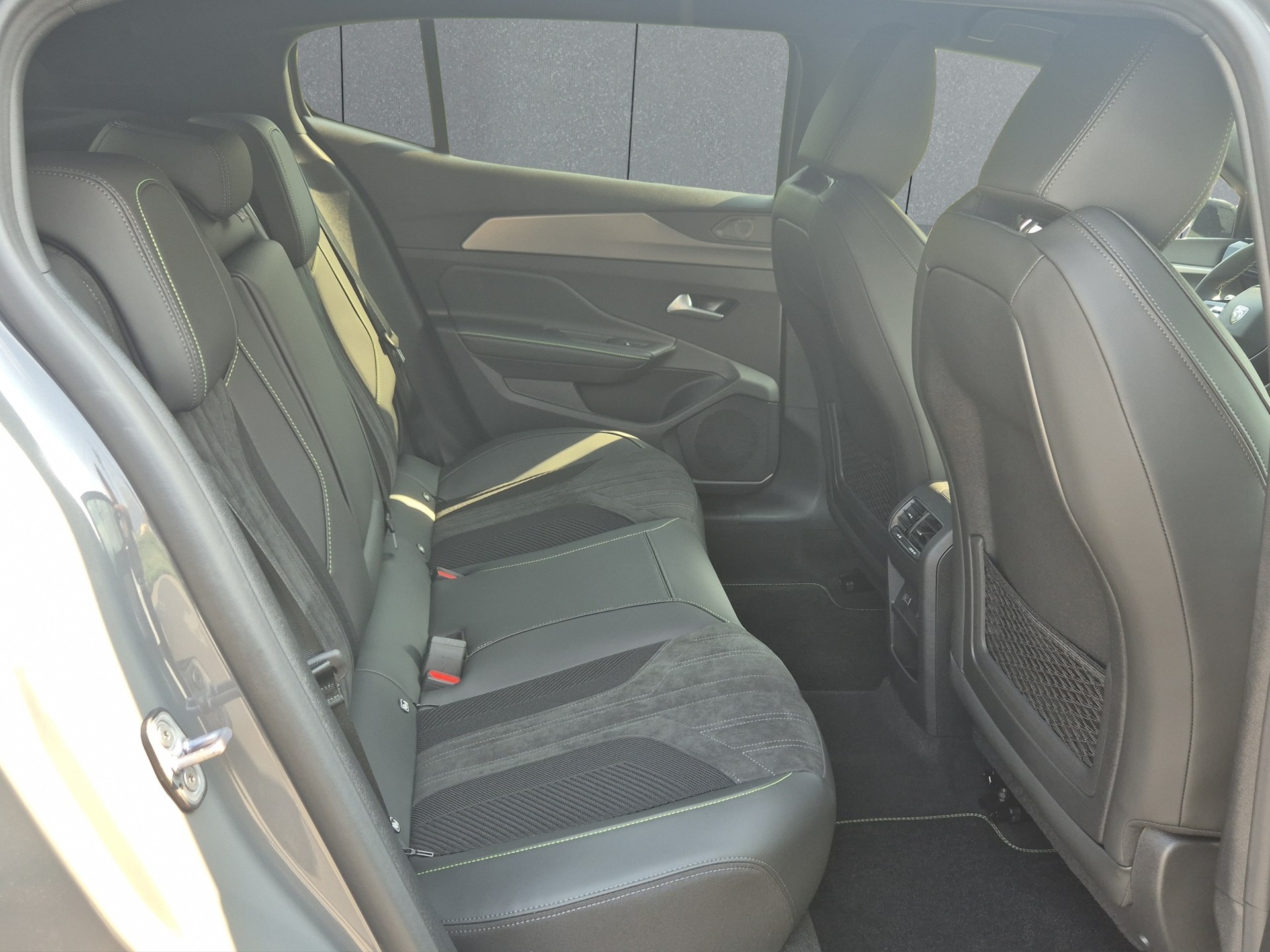 PEUGEOT 408 1.2 Hybrid GT Exclusive-image-16