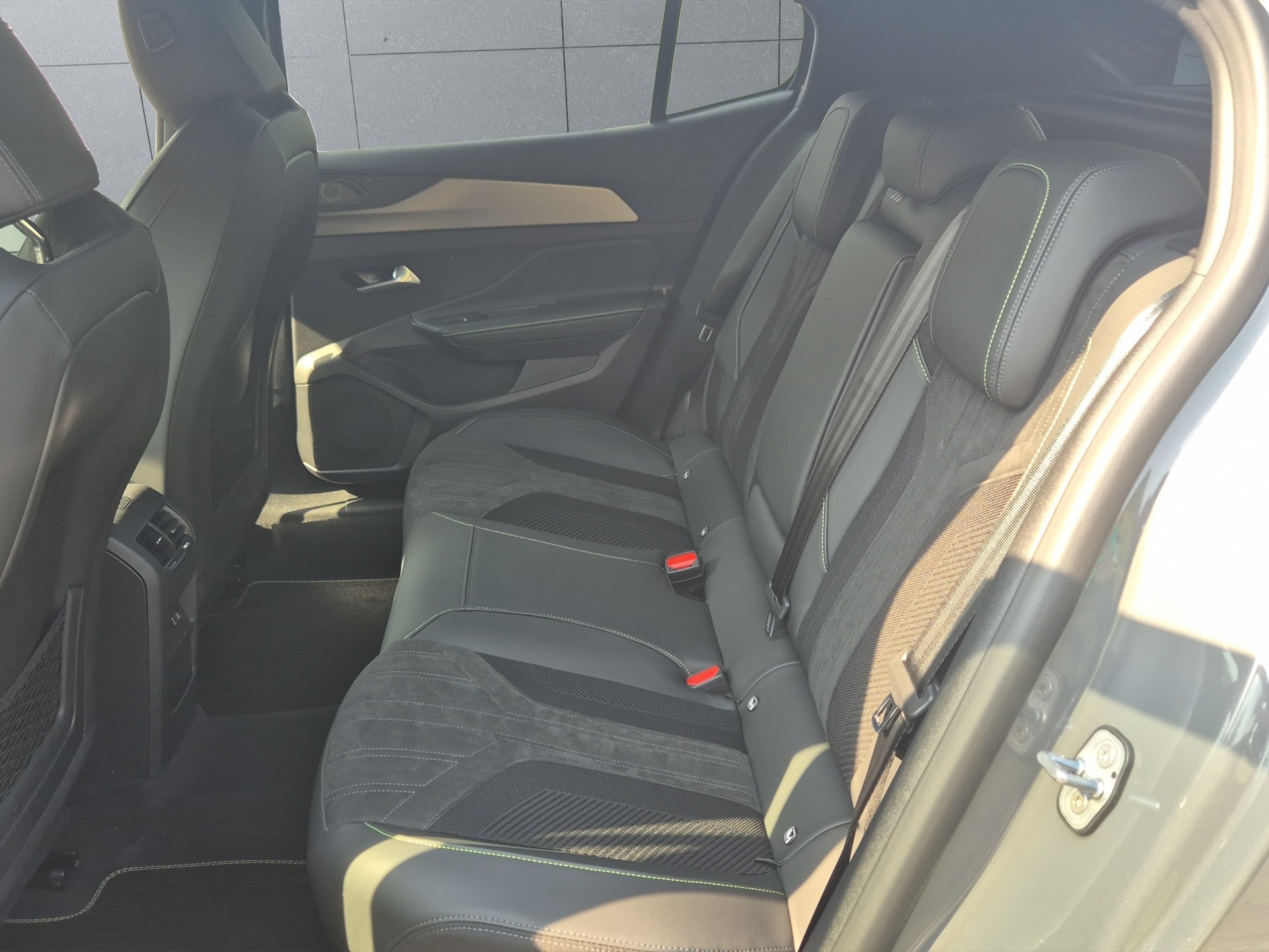 PEUGEOT 408 1.2 Hybrid GT Exclusive-image-11