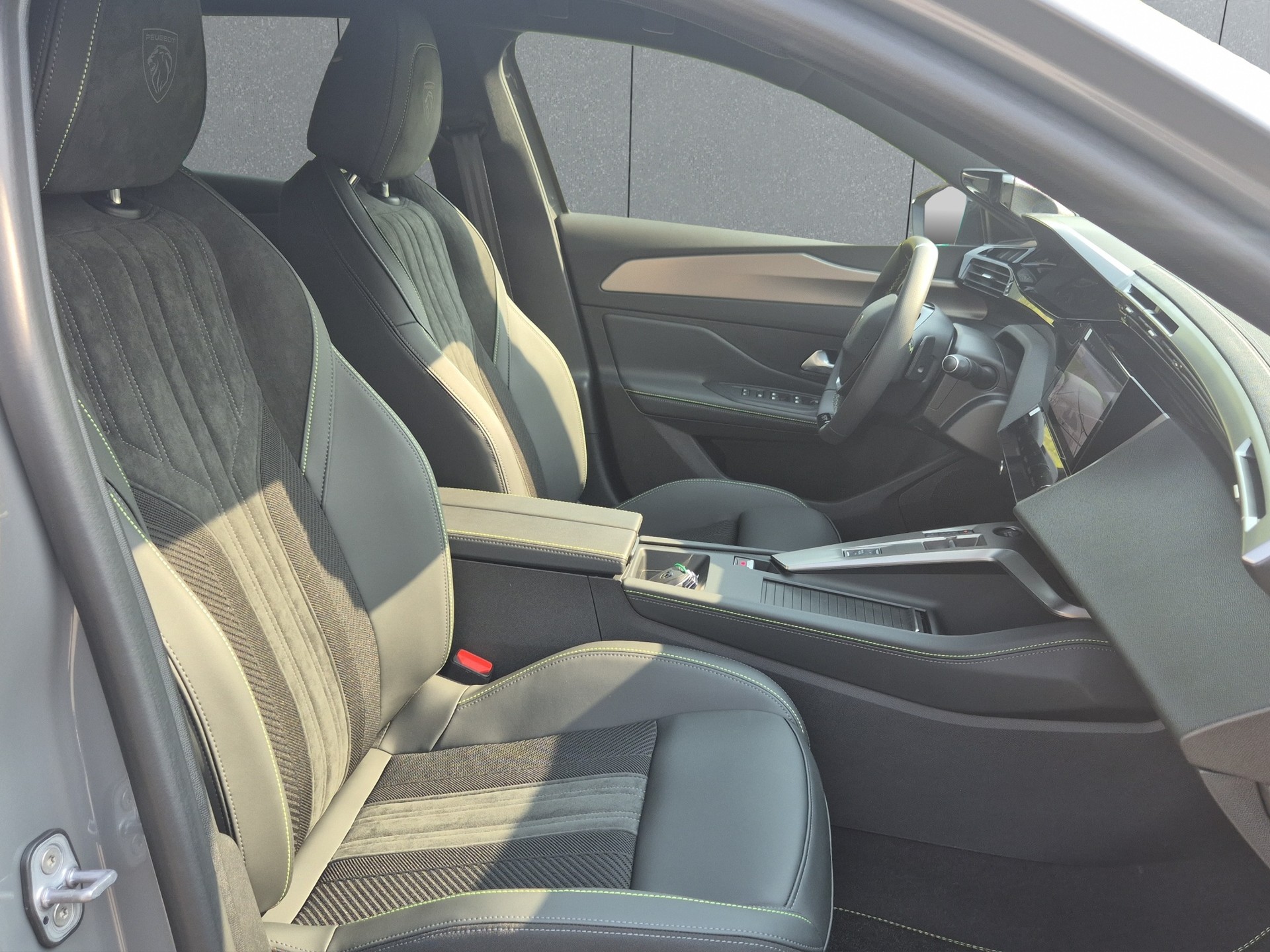 PEUGEOT 408 1.2 Hybrid GT Exclusive-image-15