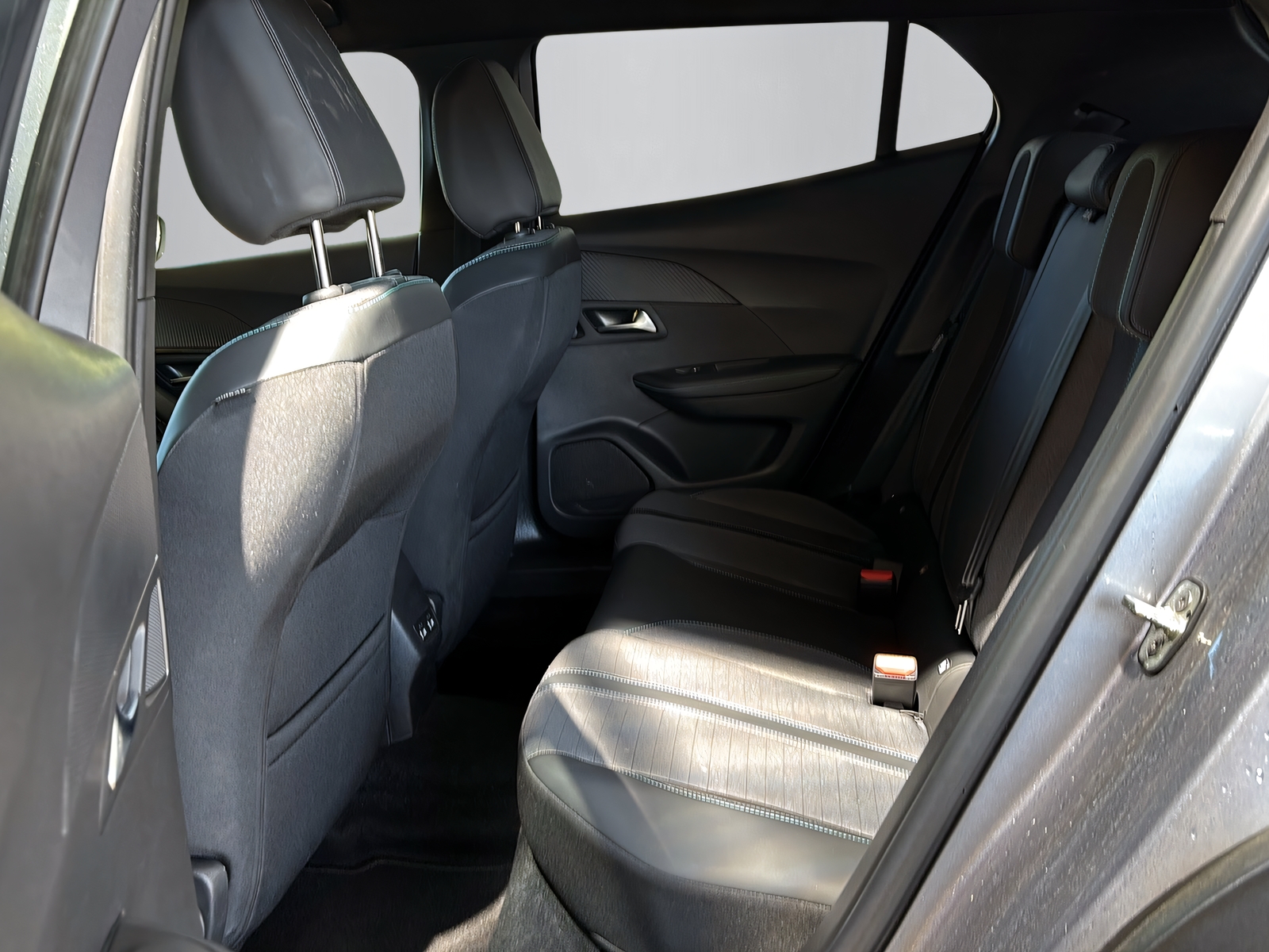 PEUGEOT 2008 1.2 PureTech 130 Allure-image-6
