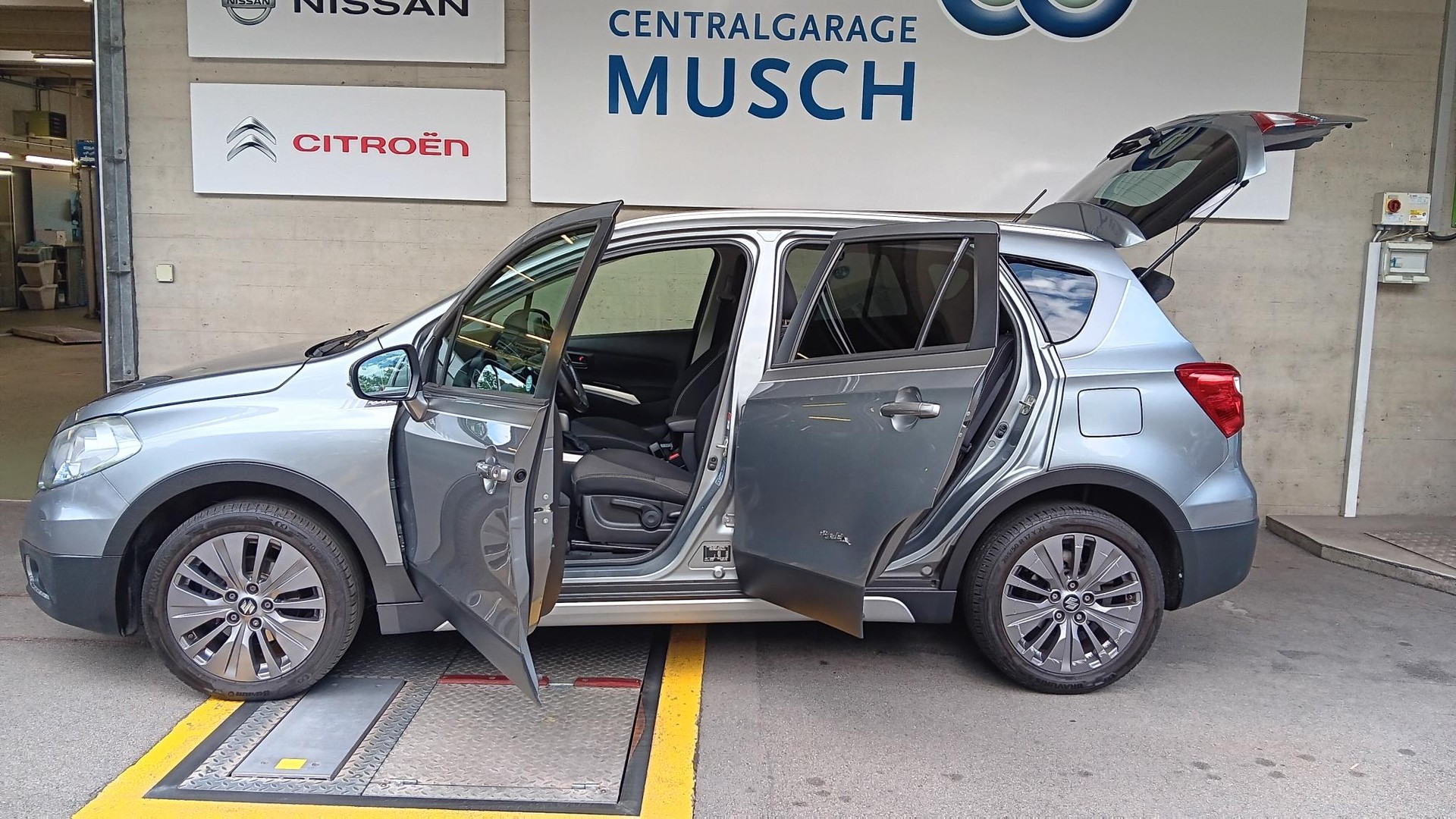 SUZUKI SX4 S-Cross 1.6 TD PizSulai Top 4WD TCSS-image-10