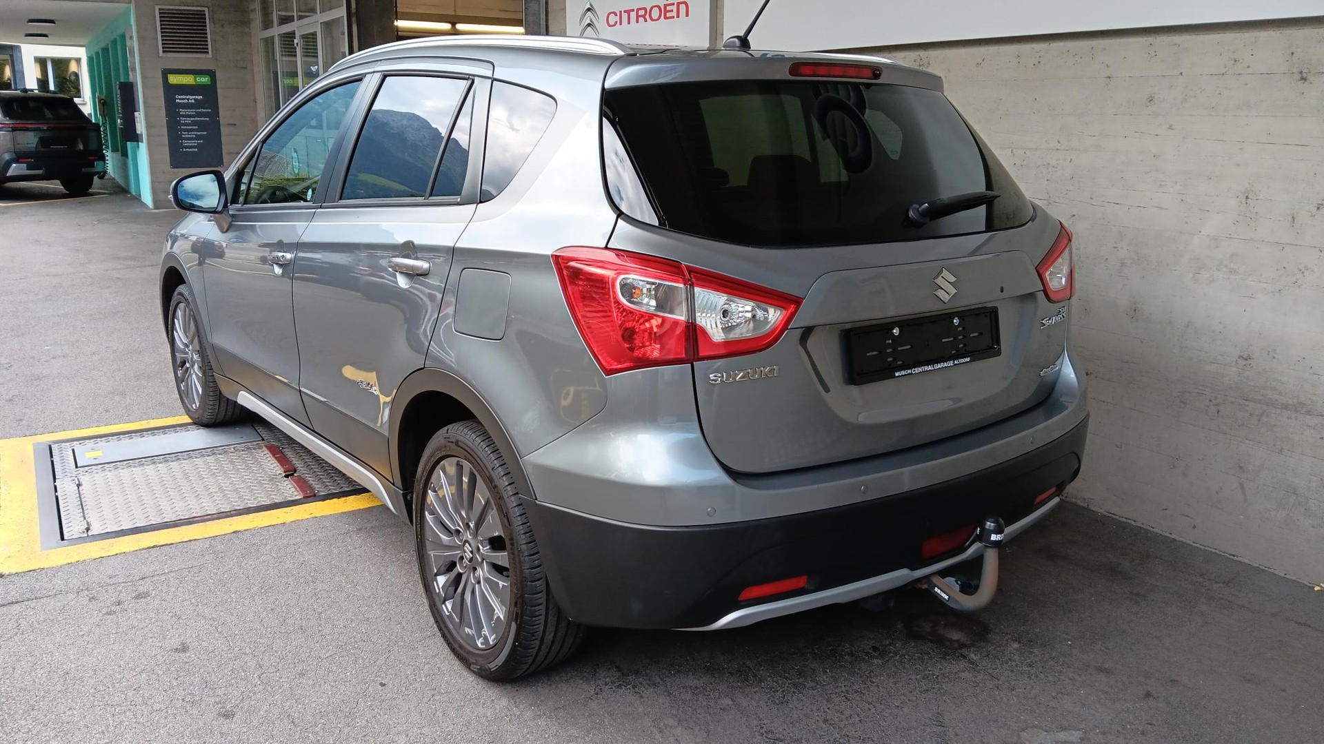 SUZUKI SX4 S-Cross 1.6 TD PizSulai Top 4WD TCSS-image-5
