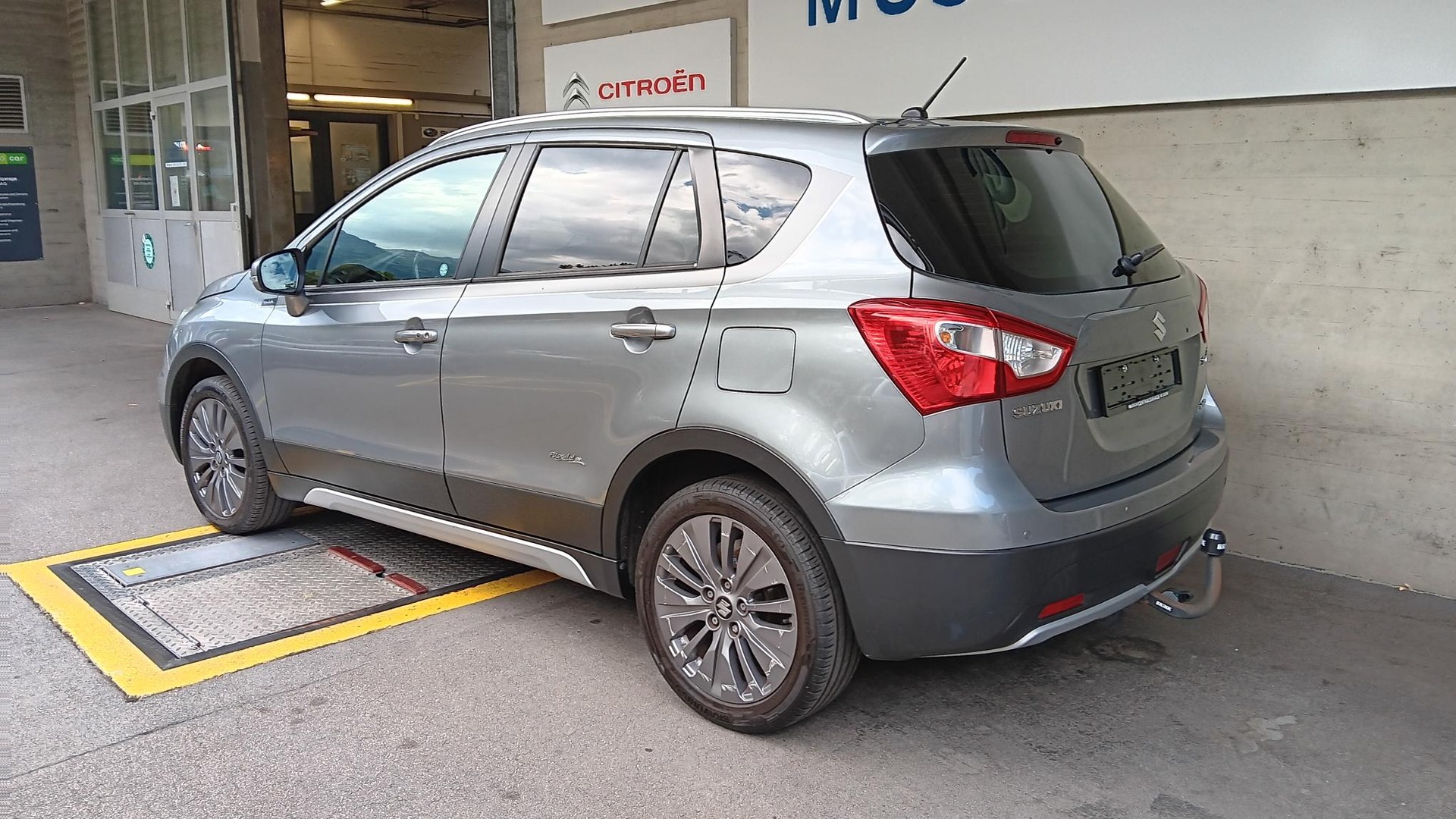 SUZUKI SX4 S-Cross 1.6 TD PizSulai Top 4WD TCSS-showroom-element-3