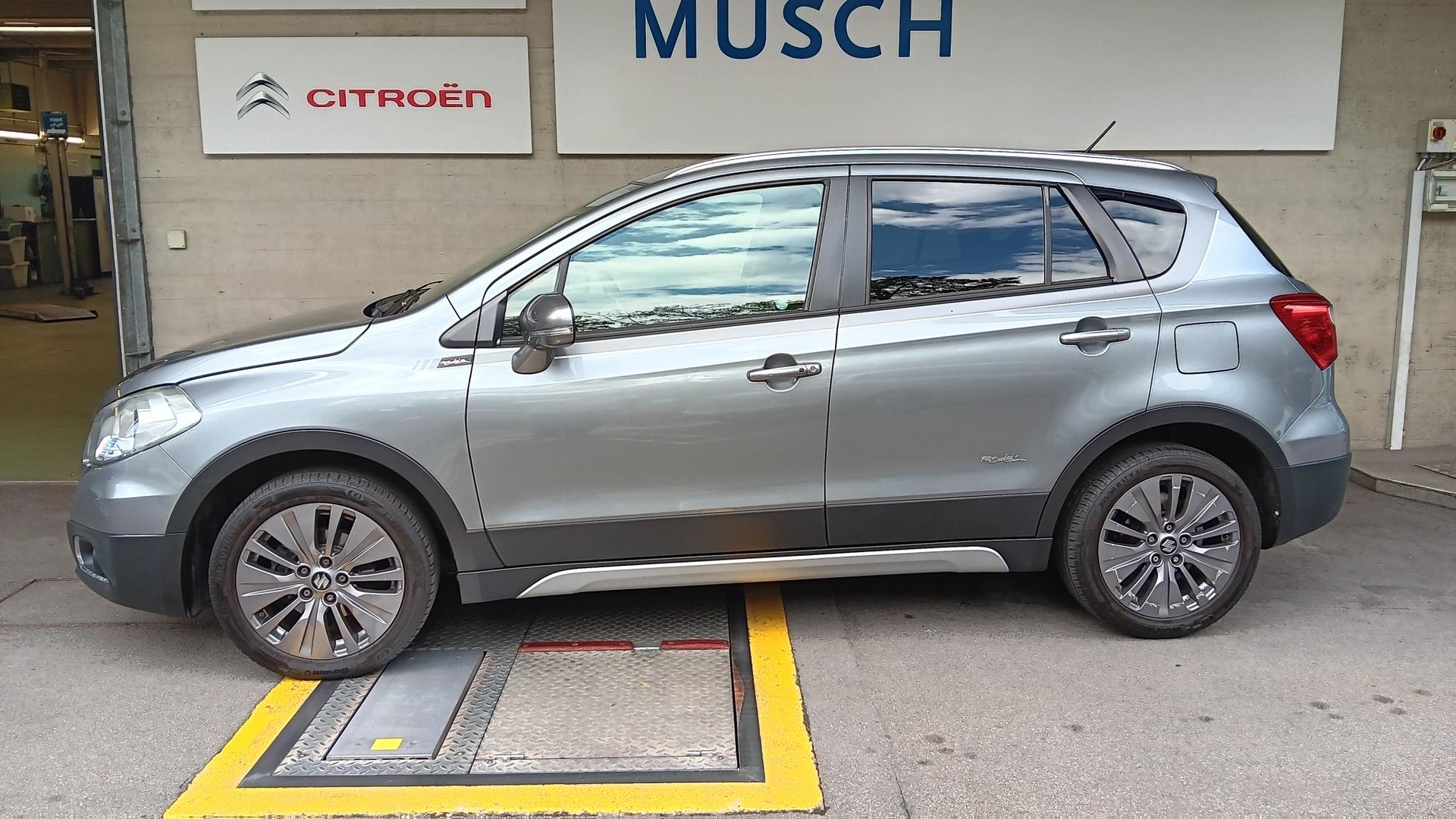 SUZUKI SX4 S-Cross 1.6 TD PizSulai Top 4WD TCSS-showroom-element-2