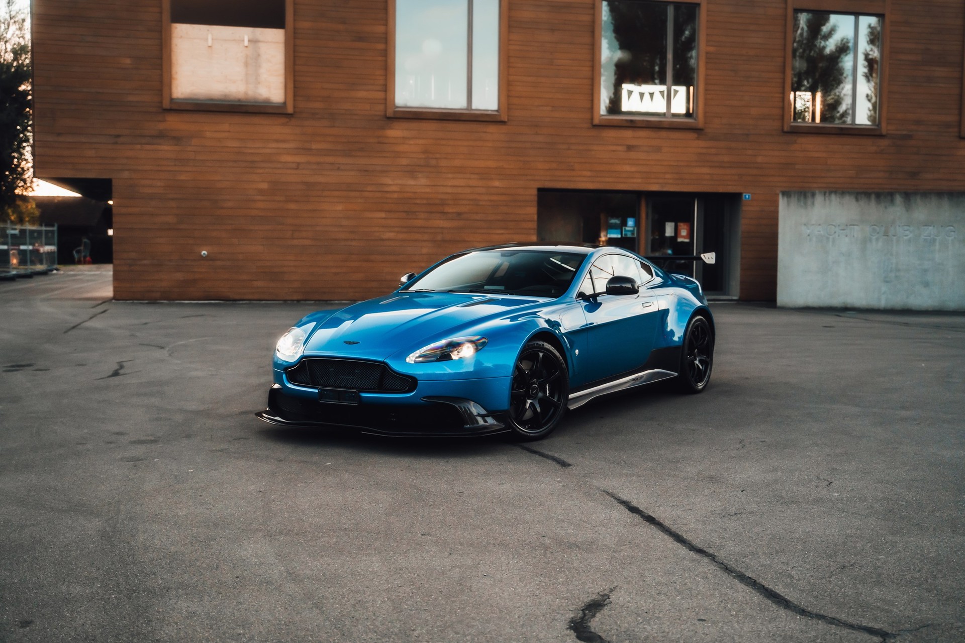 ASTON MARTIN V8 Vantage GT8-image-1