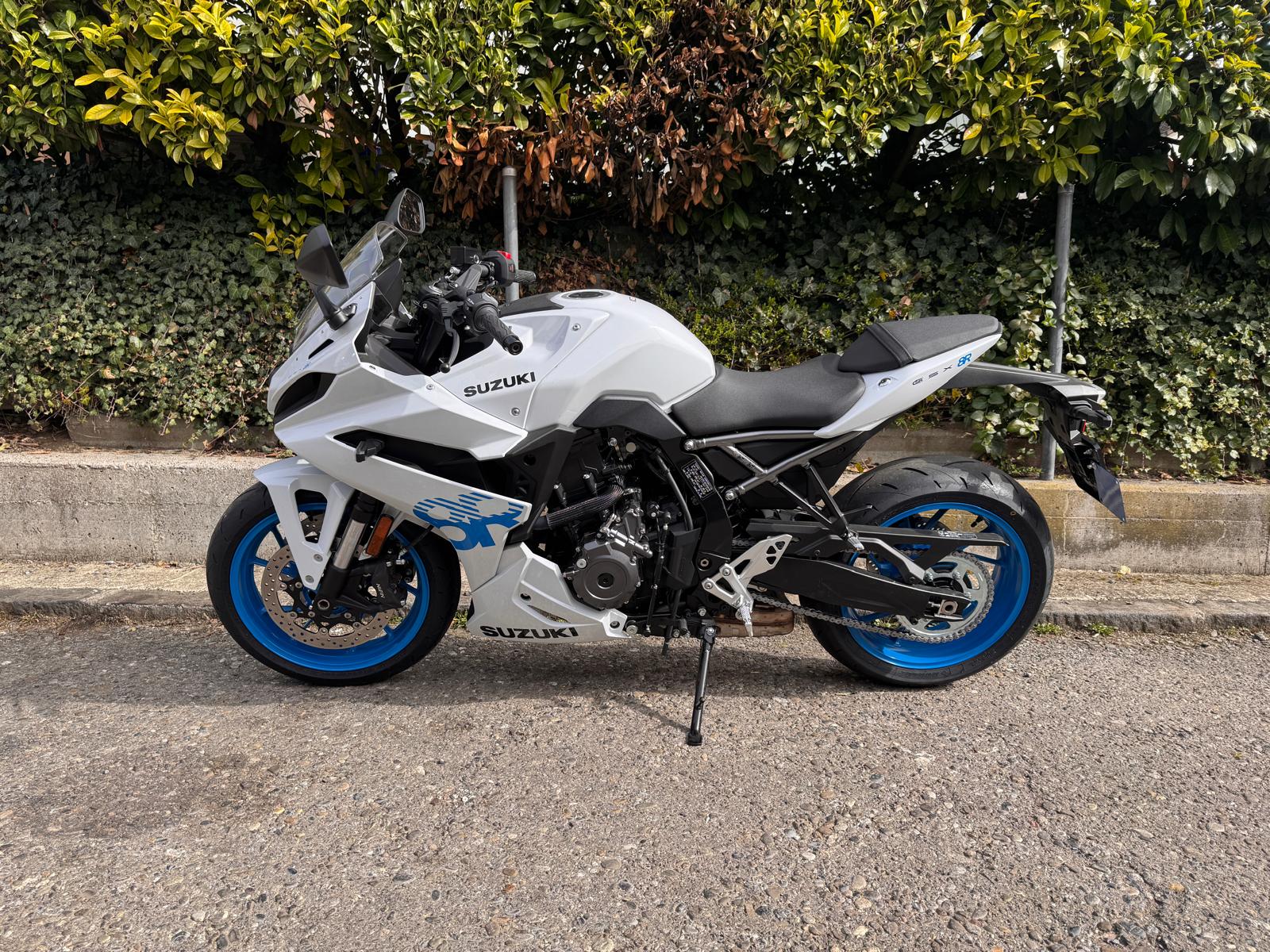 SUZUKI GSX-8R-image-2