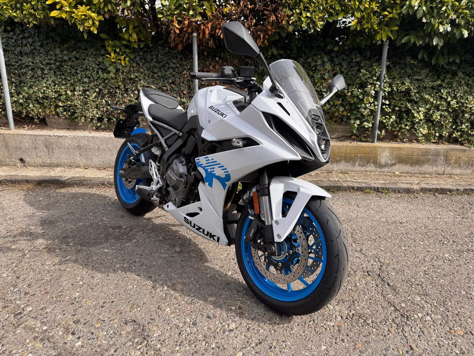 SUZUKI GSX-8R-image-1