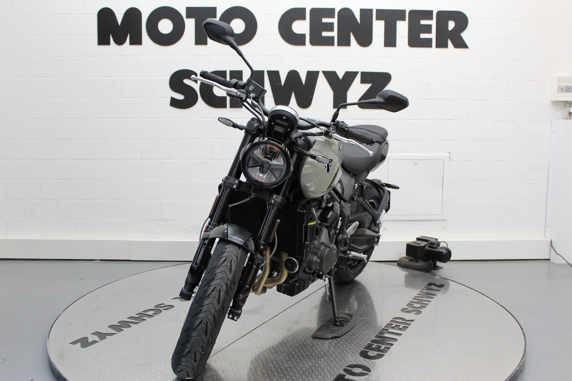 TRIUMPH Trident 660-image-2