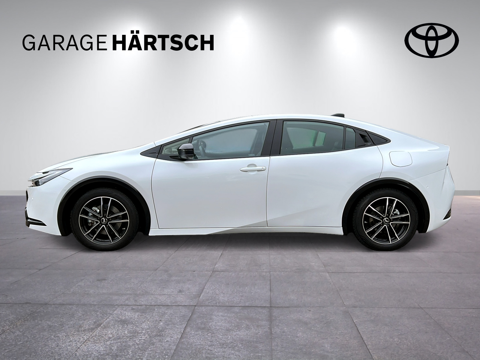TOYOTA Prius 2.0 Plug-In-Hybrid Premium-showroom-element-1
