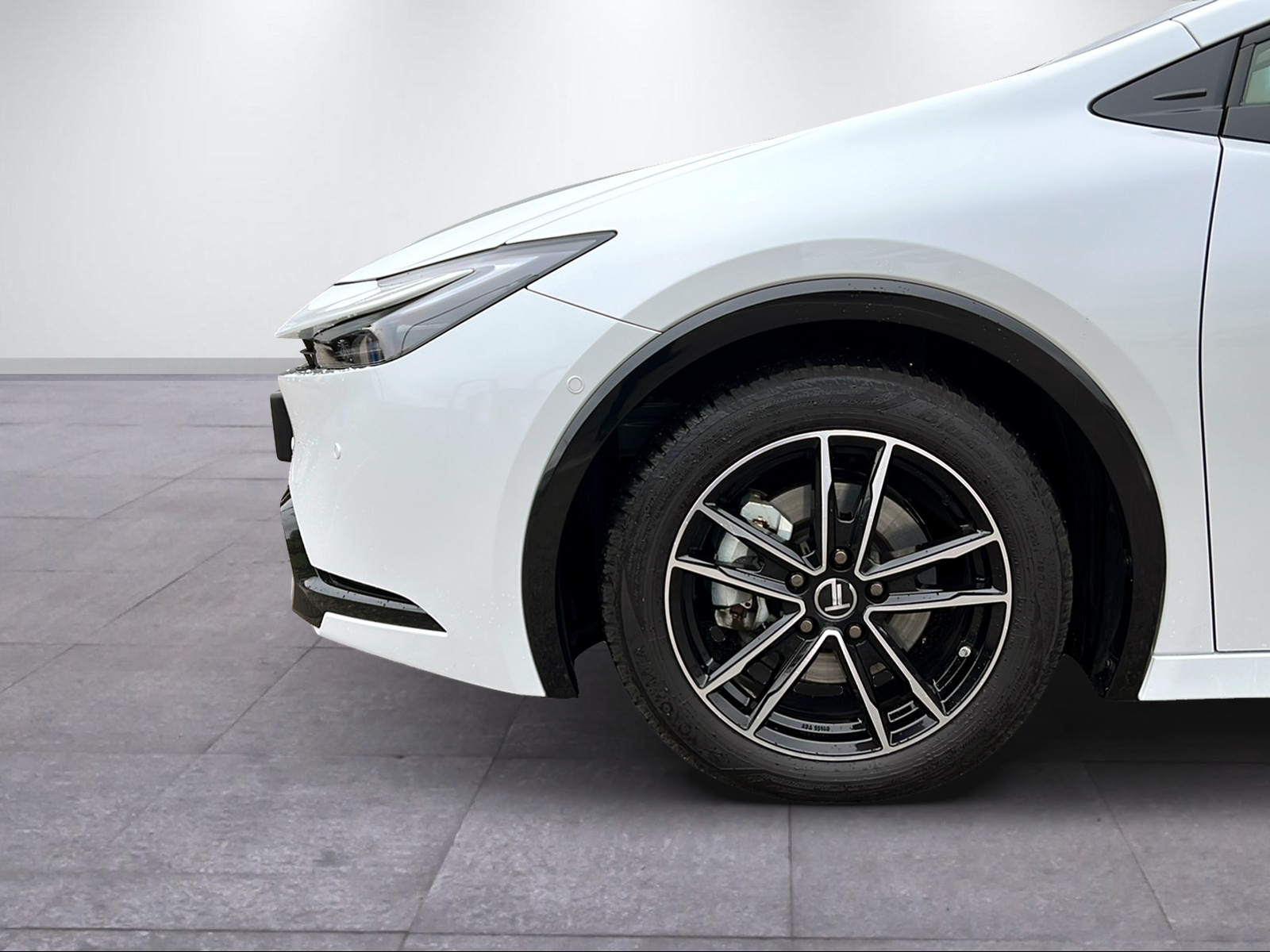 TOYOTA Prius 2.0 Plug-In-Hybrid Premium-showroom-element-2