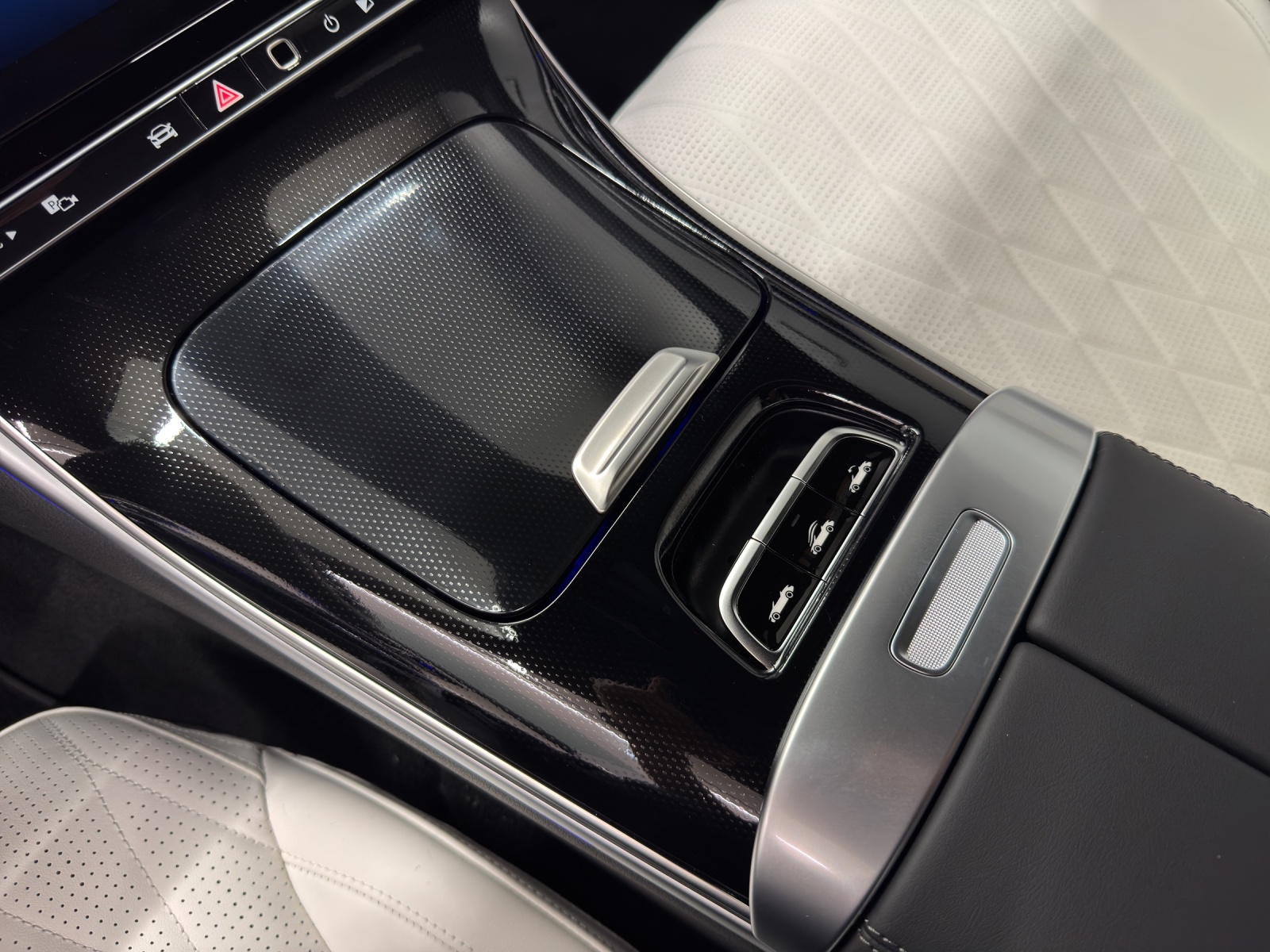 MERCEDES-BENZ CLE 300 AMG Line 4Matic Cabriolet-image-15