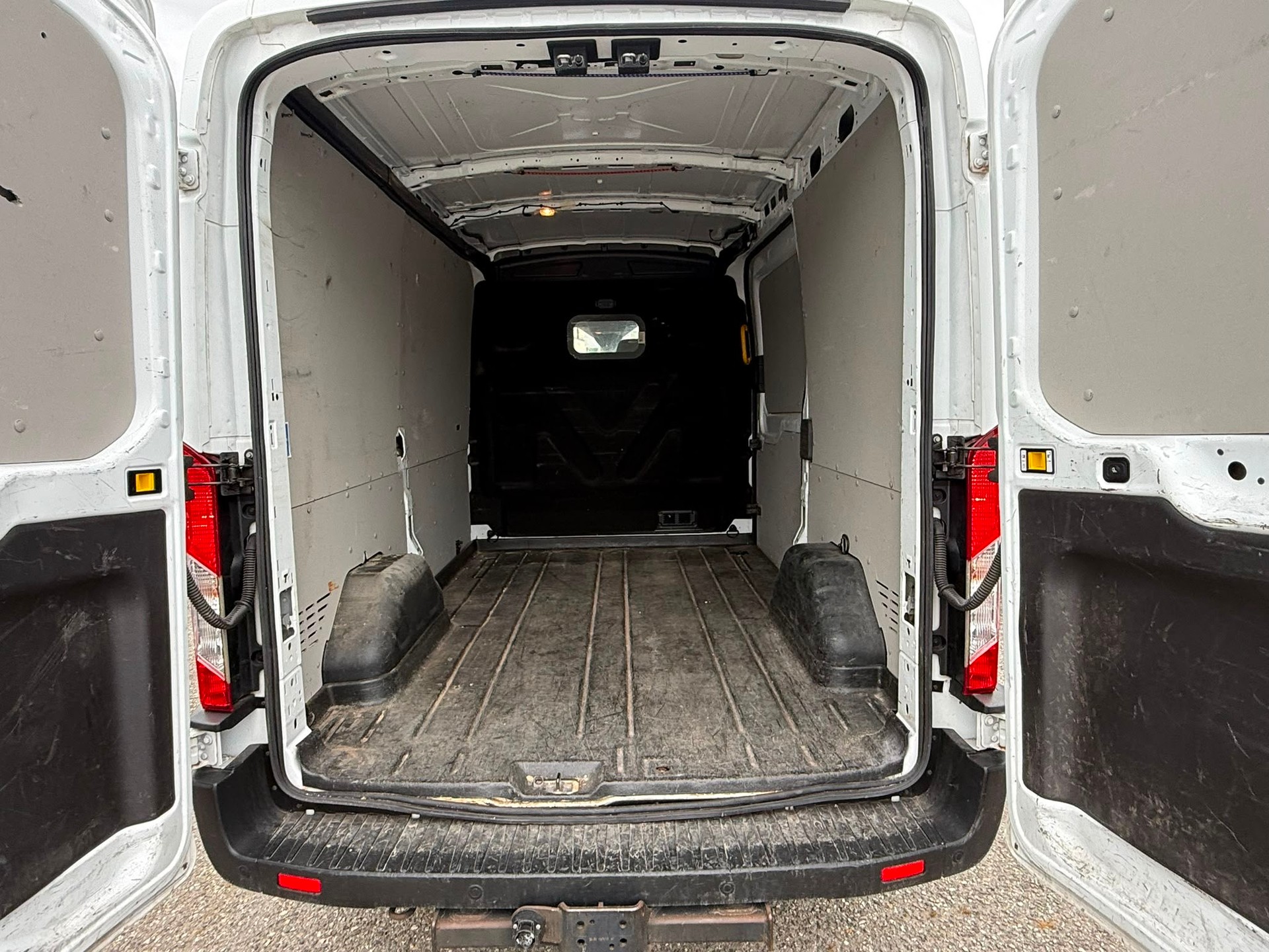 FORD Transit Van 350 L2 Limited 2.0 TDCi 130 HEV1 FWD-image-9