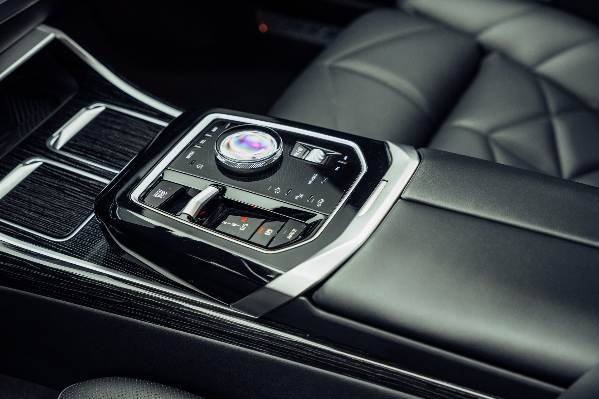 BMW 740d xDrive 48V M Sport Steptronic-image-13