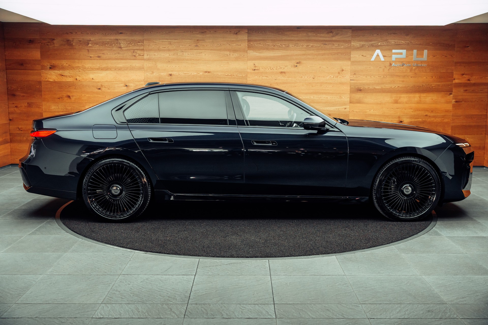 BMW 740d xDrive 48V M Sport Steptronic-image-11