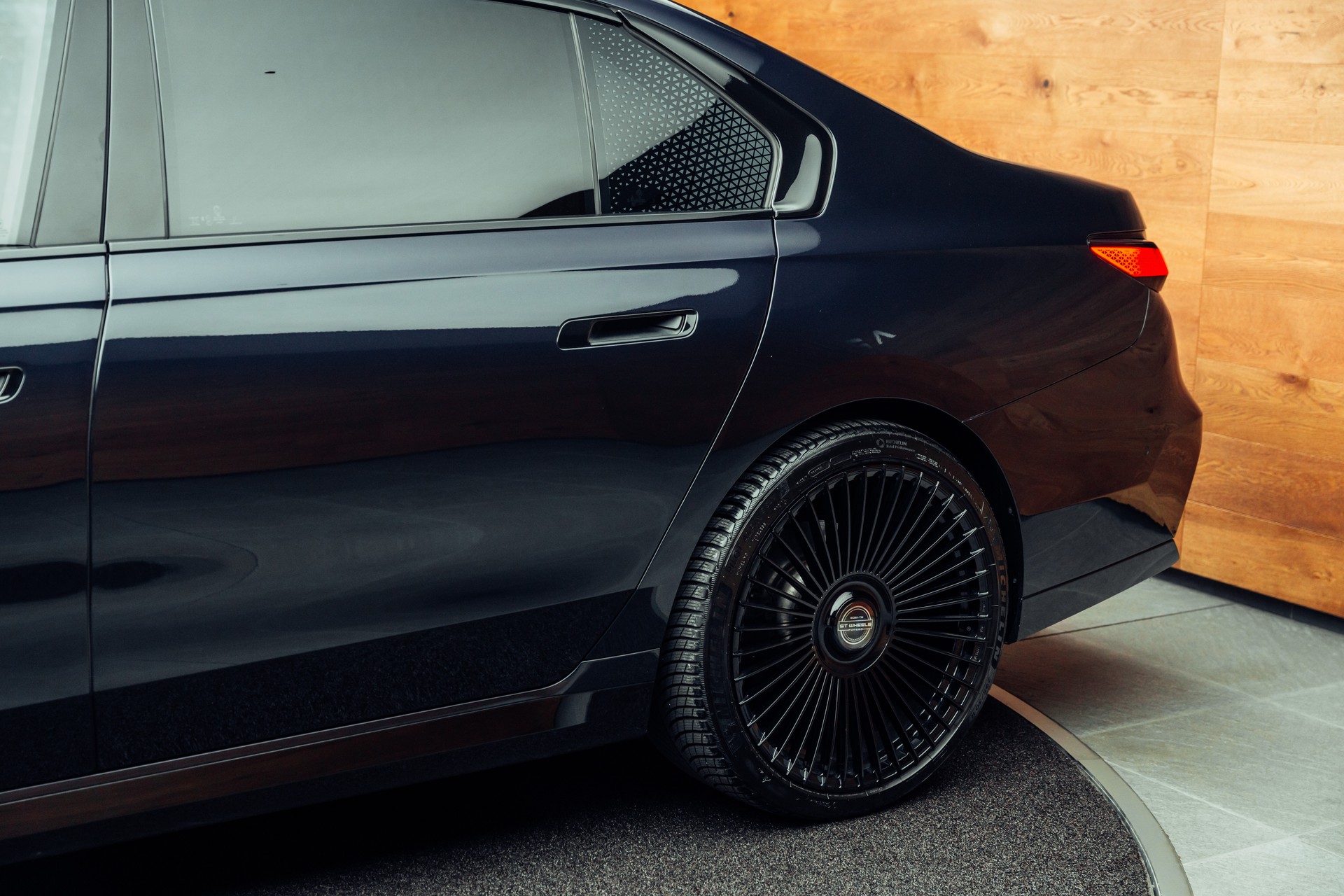 BMW 740d xDrive 48V M Sport Steptronic-image-24