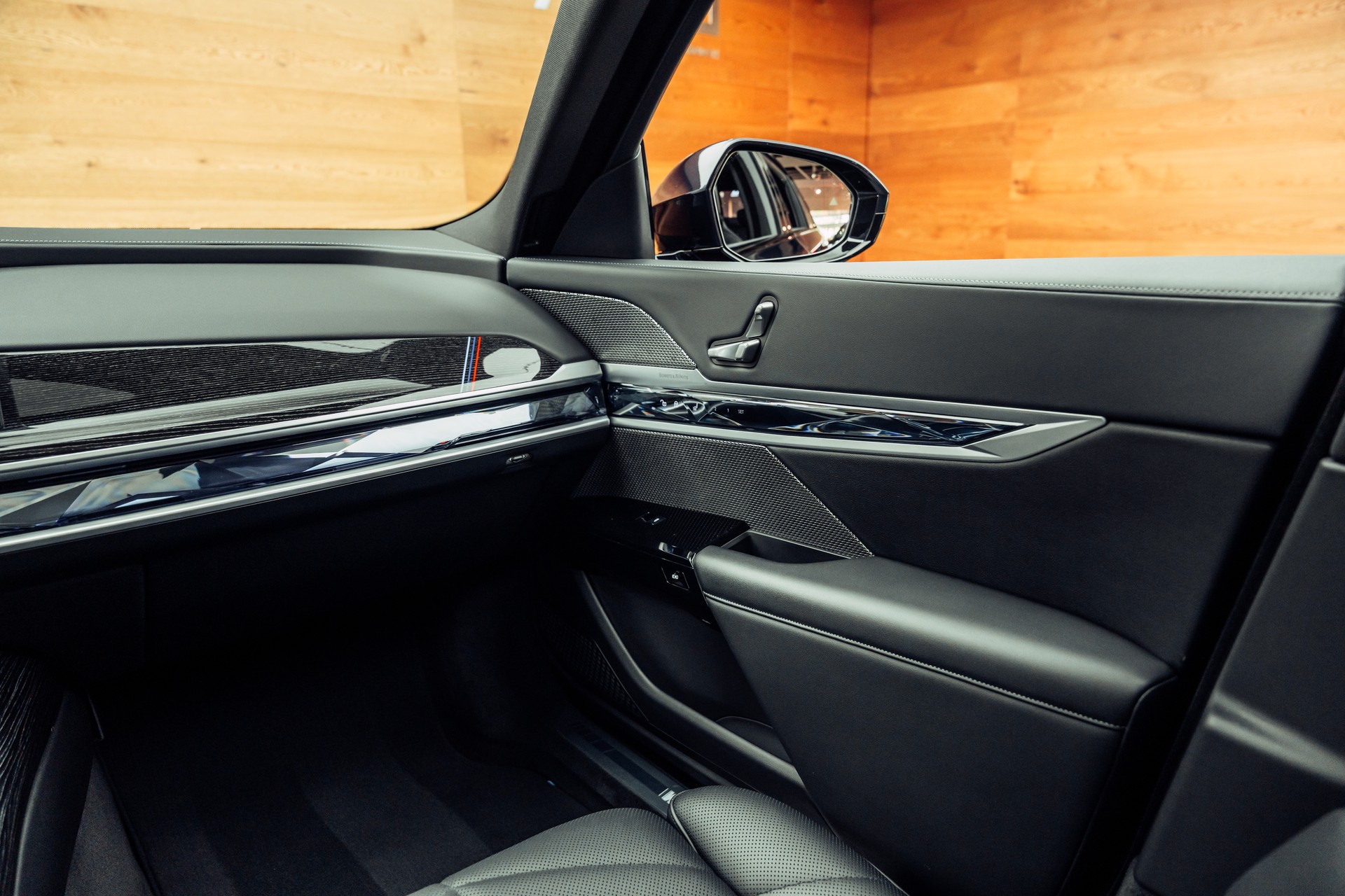 BMW 740d xDrive 48V M Sport Steptronic-image-12