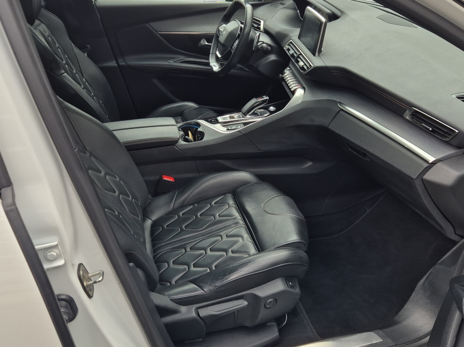 PEUGEOT 3008 1.6 Plug-in Hybrid4 GT-image-13