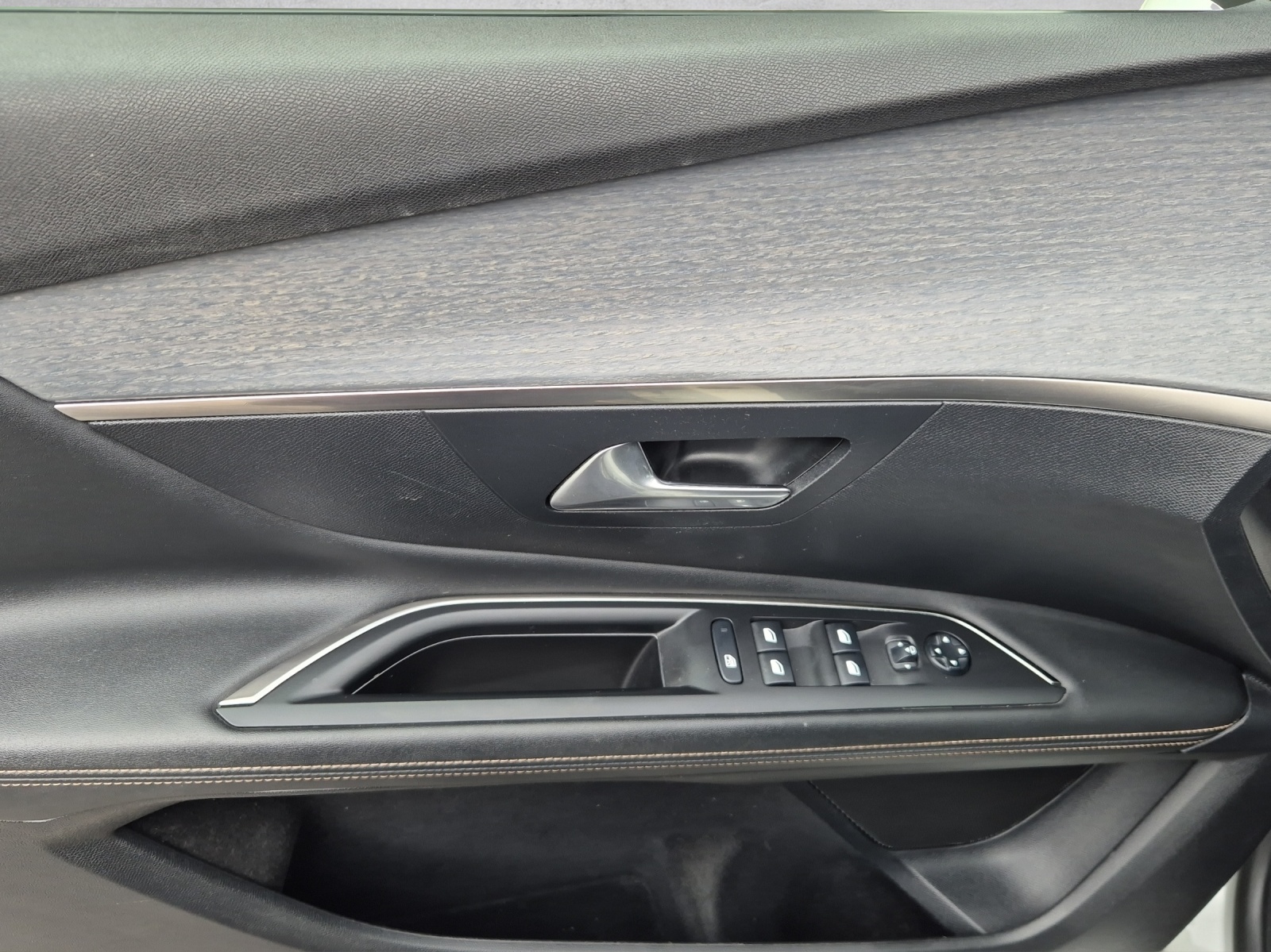 PEUGEOT 3008 1.6 Plug-in Hybrid4 GT-image-10