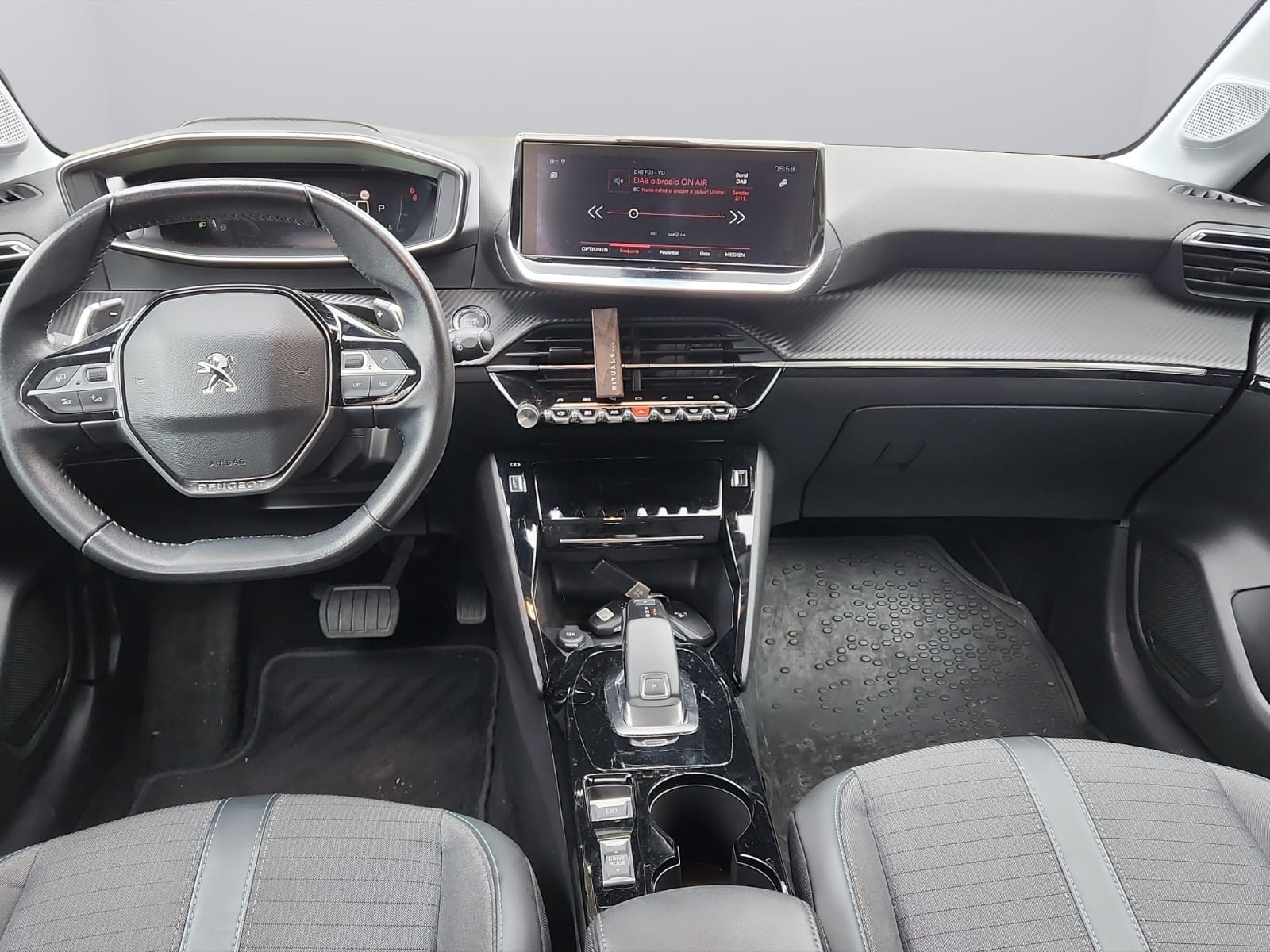PEUGEOT 208 1.2 PureTech Allure EAT8-image-9