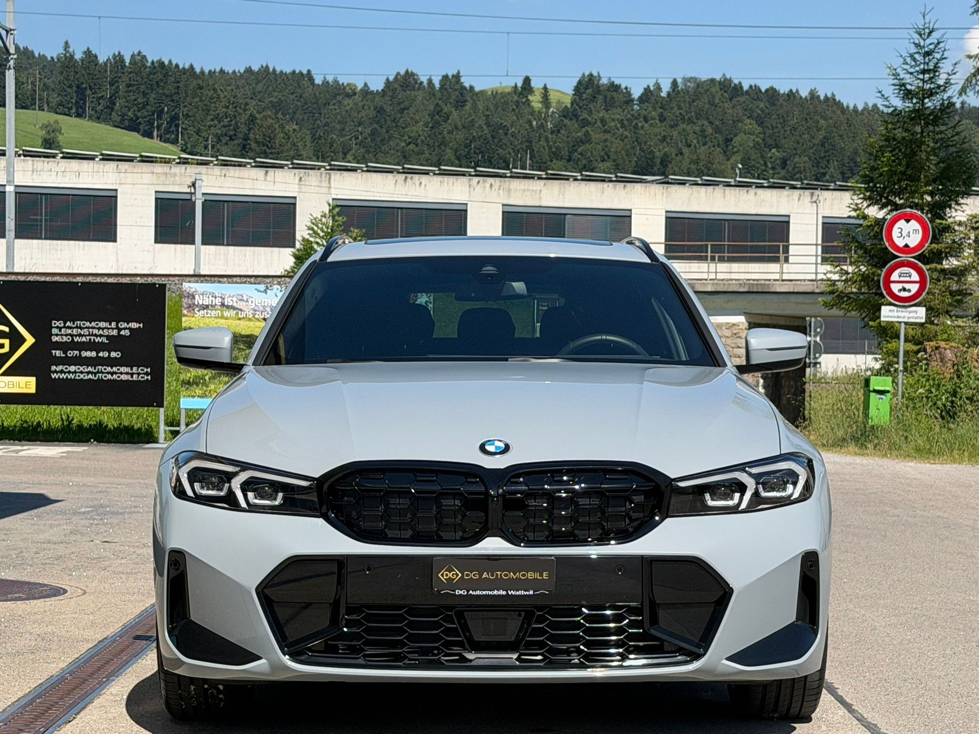 BMW 330i Touring xDrive Steptronic M Sport *Elektr. Anhängerkupplung**Panoramadach**Shadow-Line**Live Cockpit**245PS**Modell 2025*-showroom-element-2