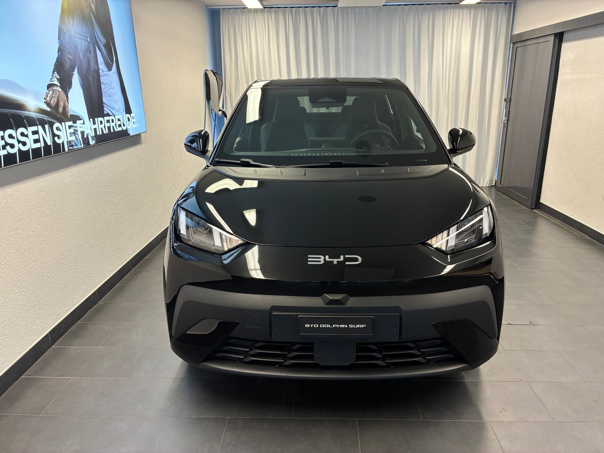 BYD Dolphin Surf Boost-showroom-element-1