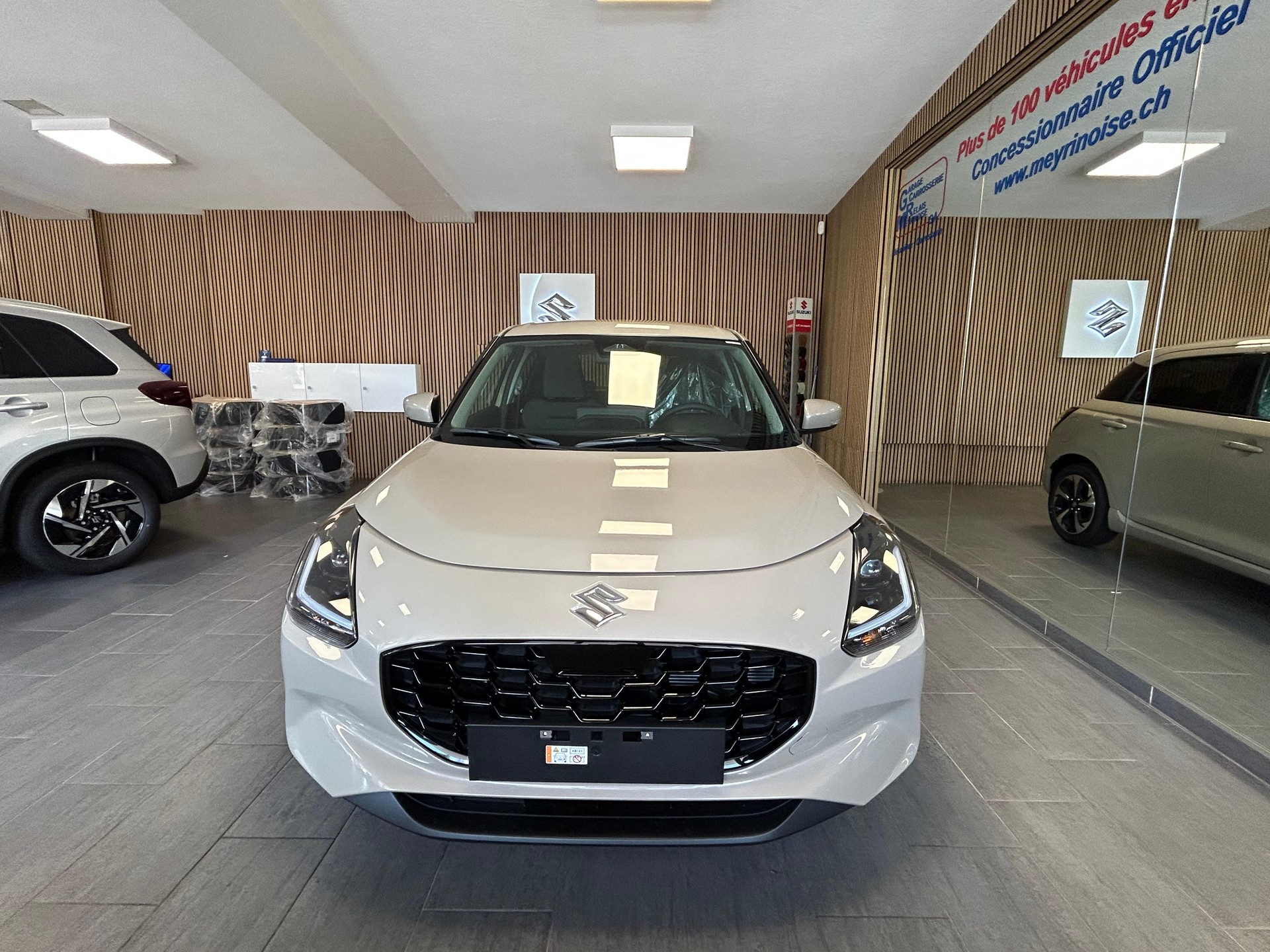 SUZUKI Swift 1.2 Compact Top Hybrid-showroom-element-2