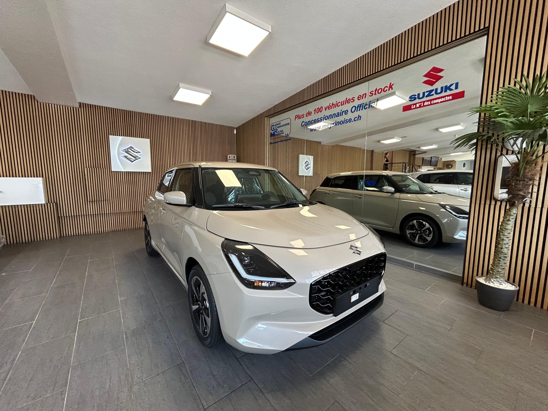 SUZUKI Swift 1.2 Compact Top Hybrid-showroom-element-1