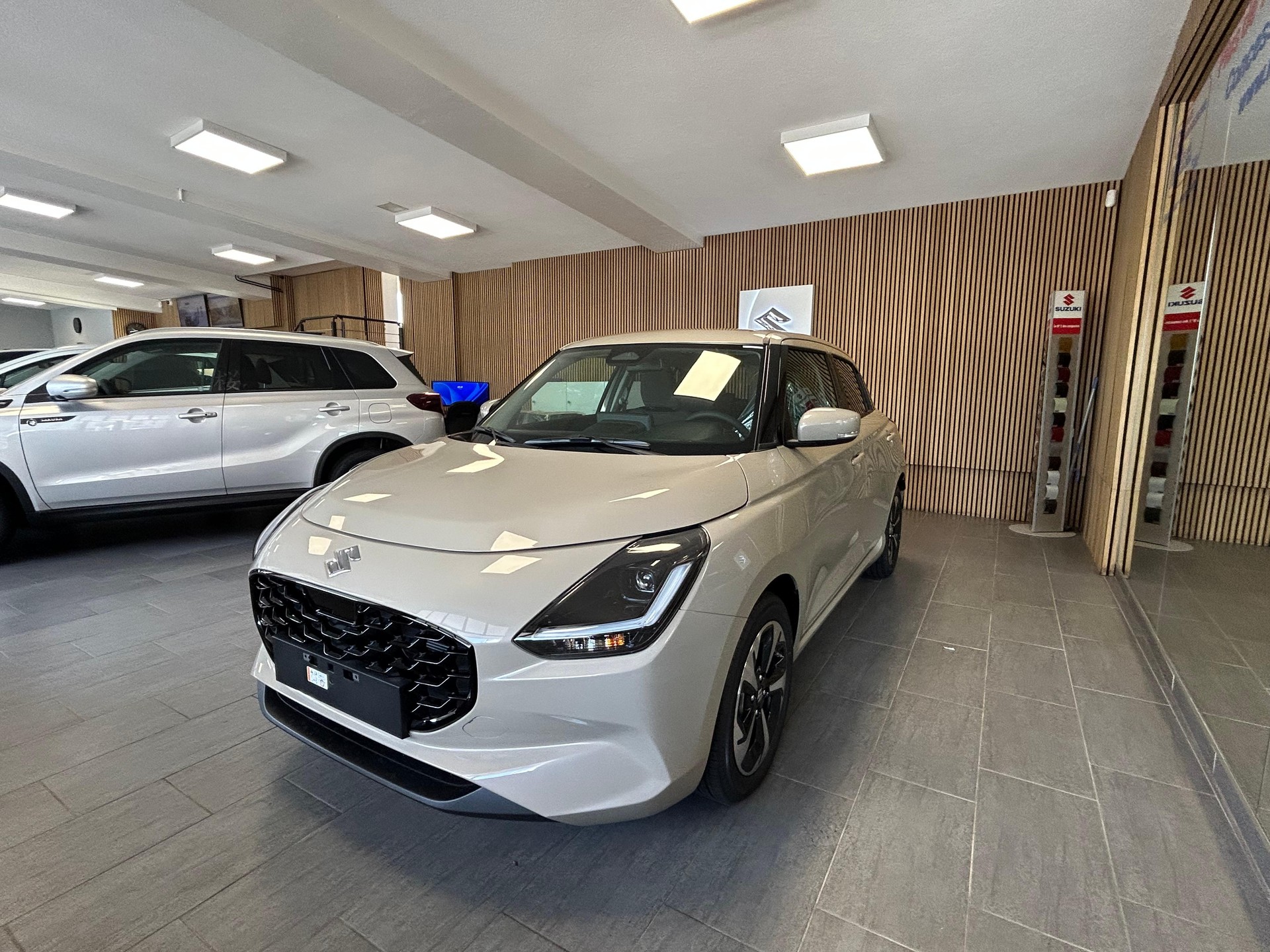 SUZUKI Swift 1.2 Compact Top Hybrid-showroom-element-3