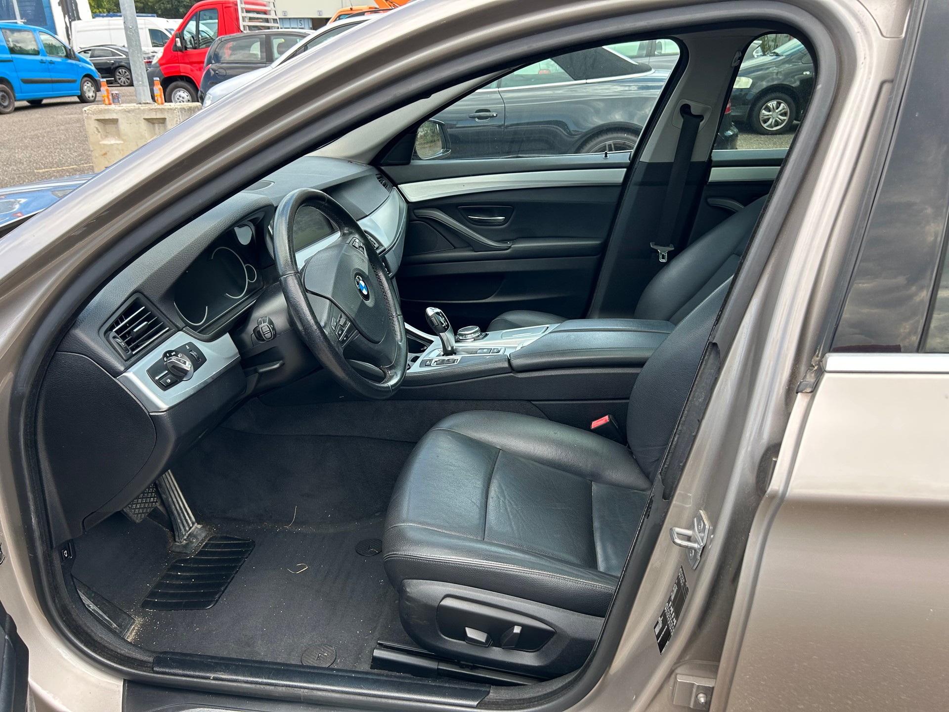 BMW 520d Touring Luxury Line Steptronic-image-6