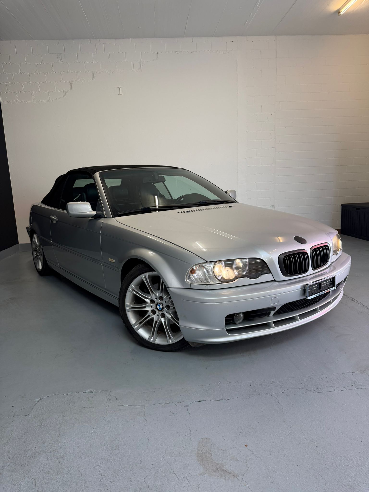 BMW 320Ci Cabriolet-showroom-element-1
