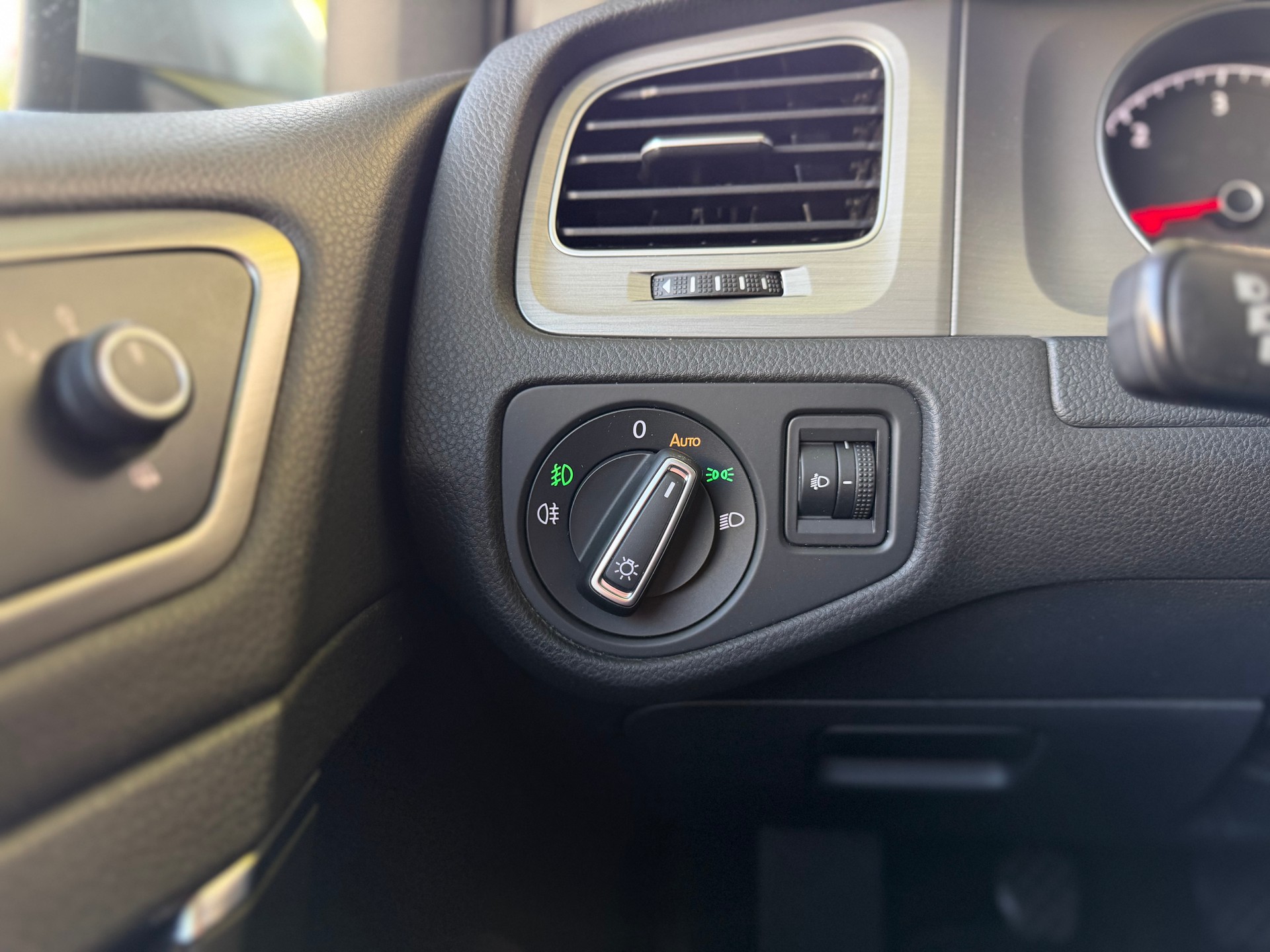 VW Golf Variant 1.6 TDI Comfortline 4Motion-image-22