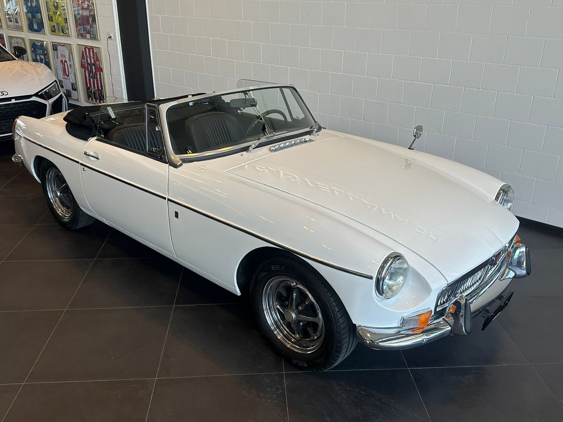 MG MGB-showroom-element-1