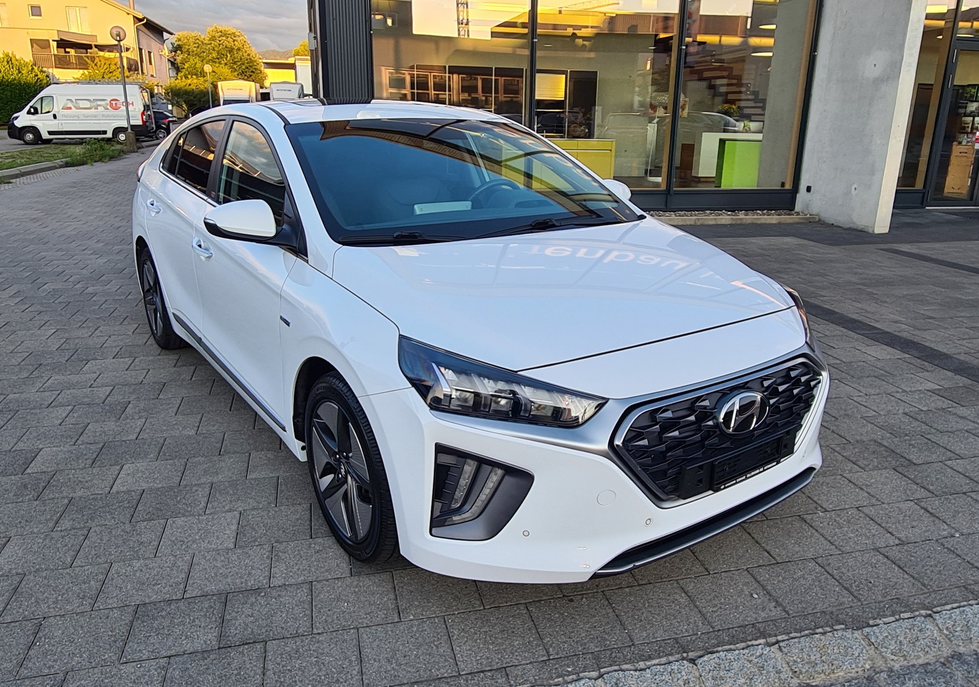 HYUNDAI Ioniq 1.6 GDi HEV Vertex DCT-showroom-element-1