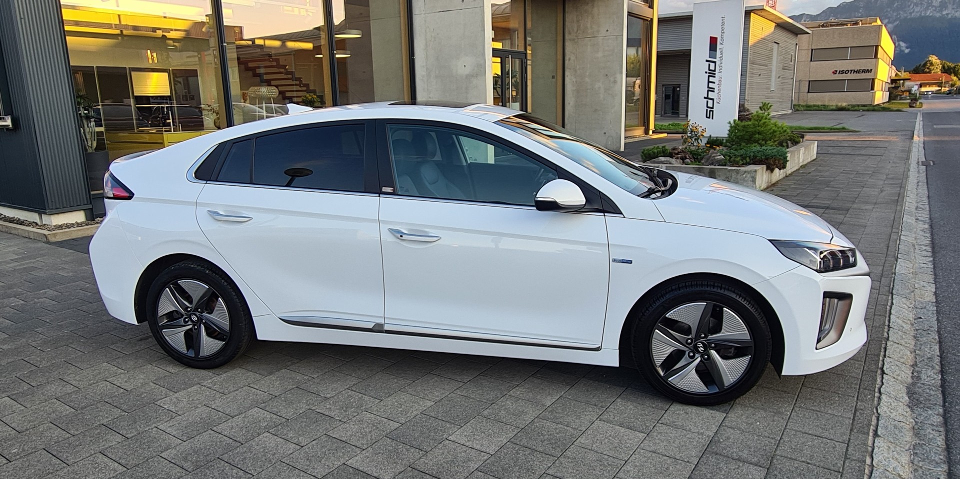 HYUNDAI Ioniq 1.6 GDi HEV Vertex DCT-showroom-element-2